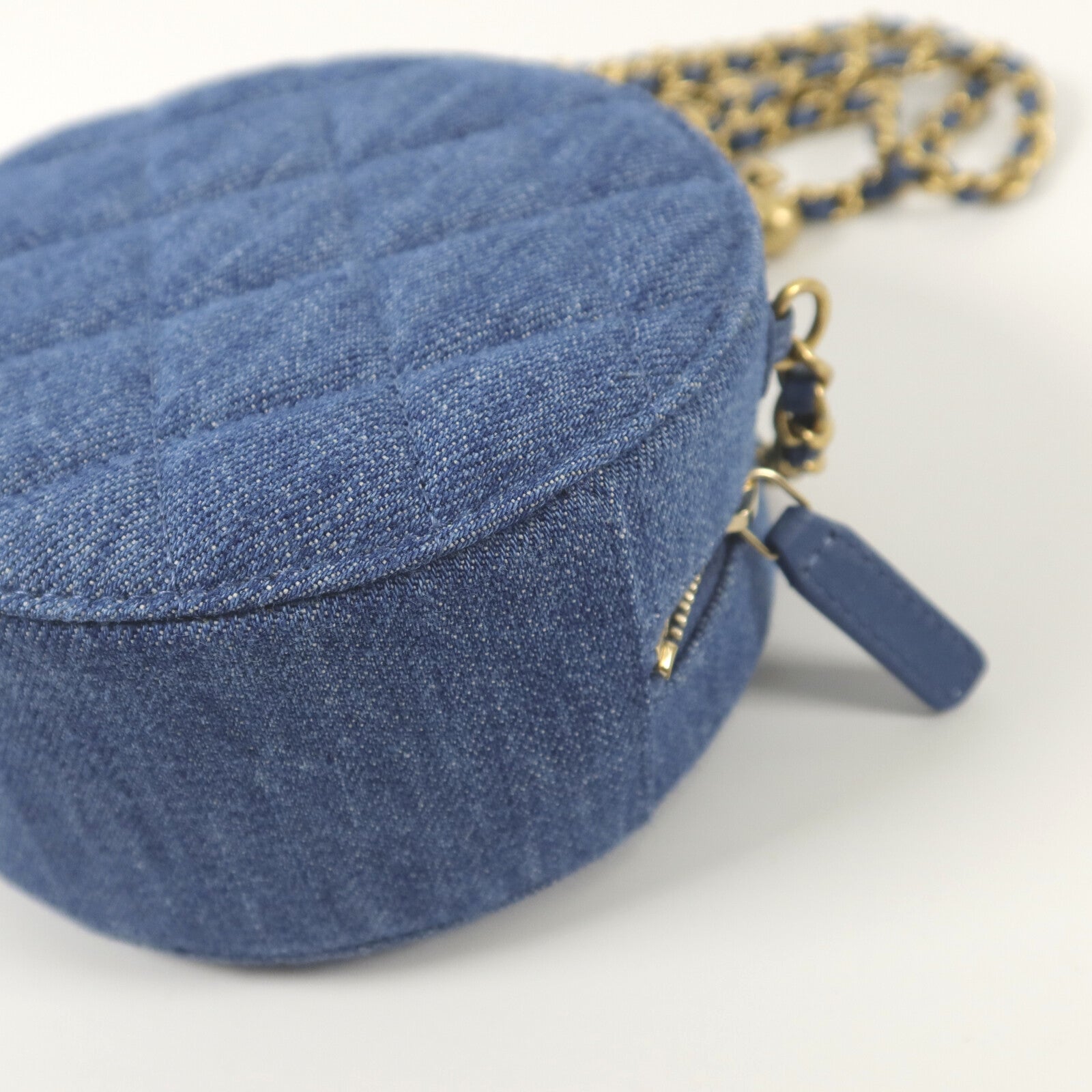 CHANEL 牛仔布Round Crush Gold Ball鏈帶肩背袋