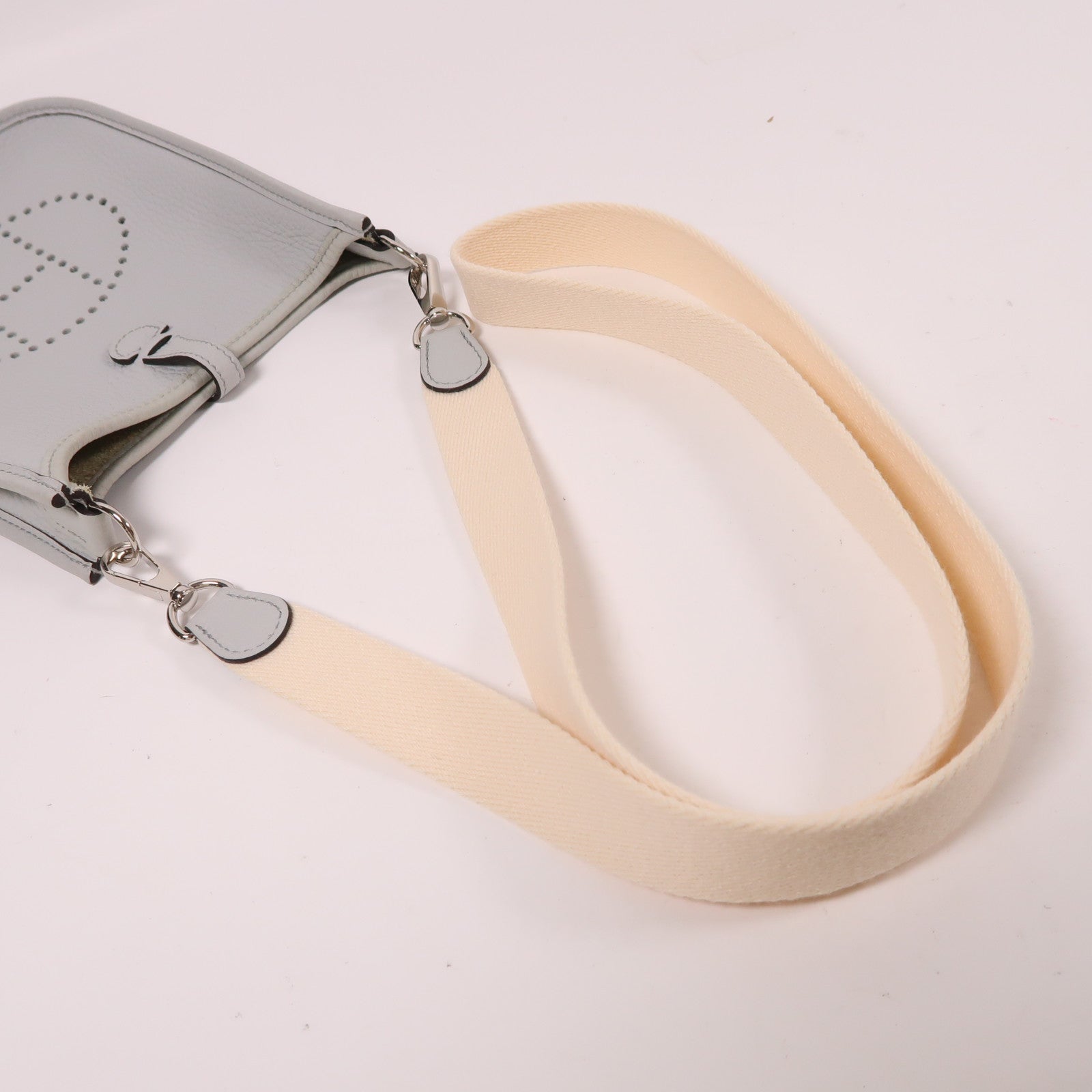 HERMES Clemence皮革Evelyne TPM銀扣肩背袋Bleu Pale