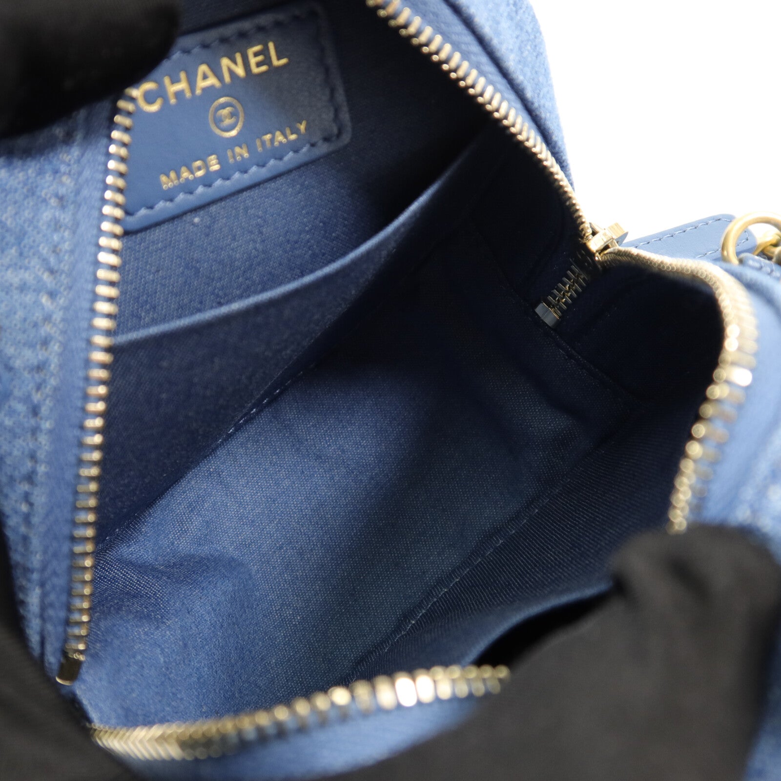 CHANEL 牛仔布Round Crush Gold Ball鏈帶肩背袋