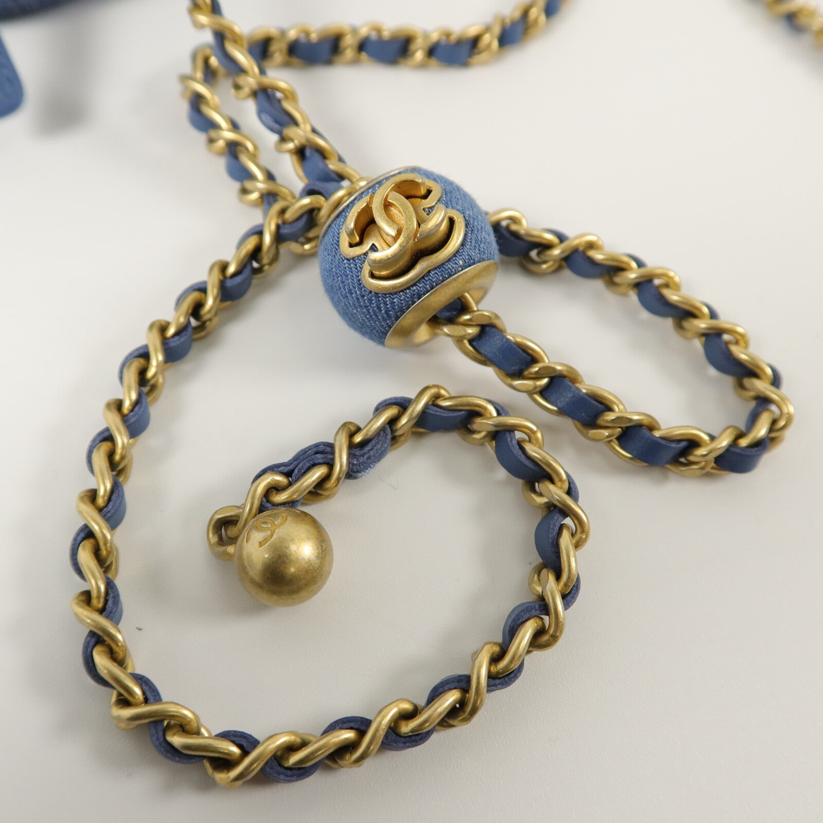CHANEL 牛仔布Round Crush Gold Ball鏈帶肩背袋
