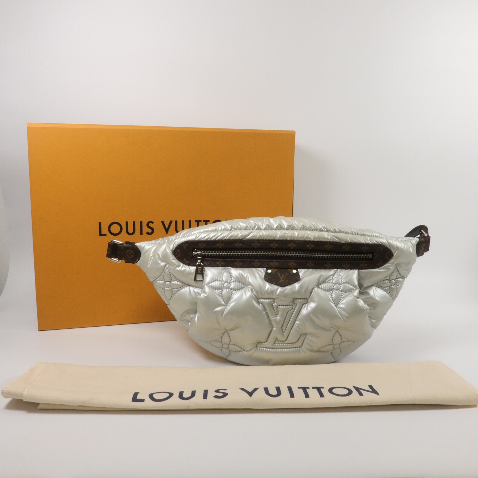 LOUIS VUITTON Monogram Silver Pillow Maxi Bum腰包