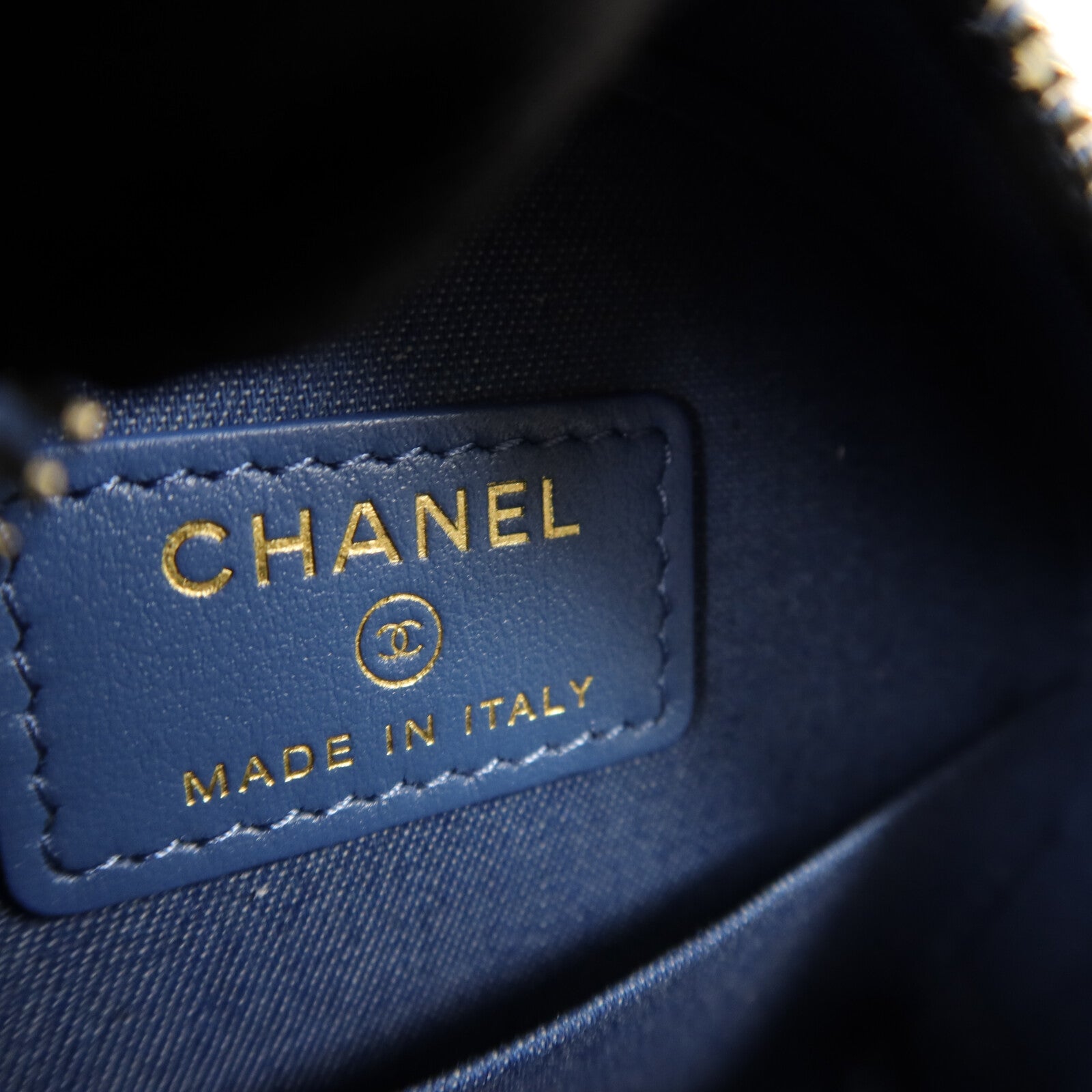 CHANEL 牛仔布Round Crush Gold Ball鏈帶肩背袋