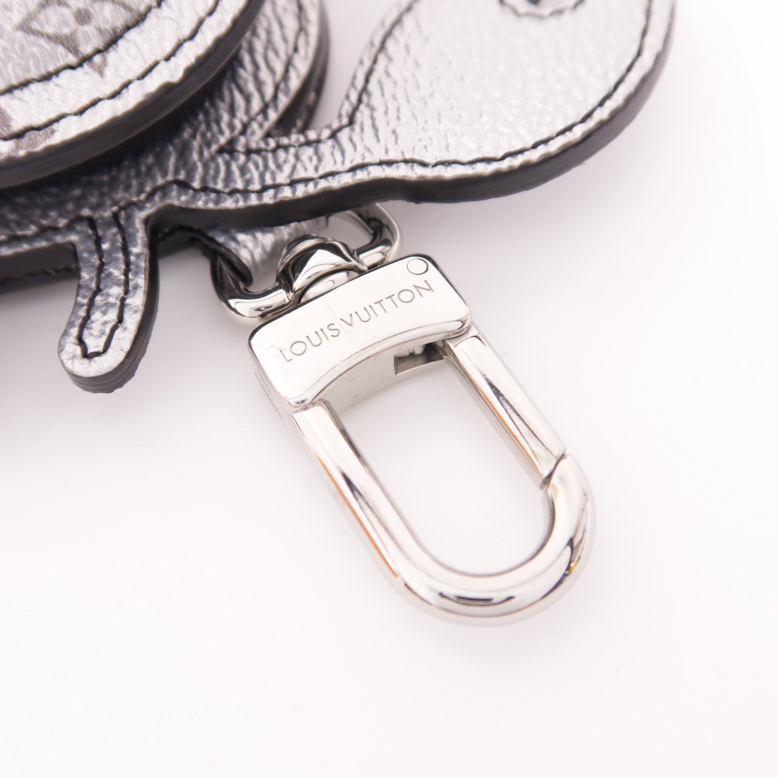 LOUIS VUITTON Monogram LV Crab銀扣吊飾