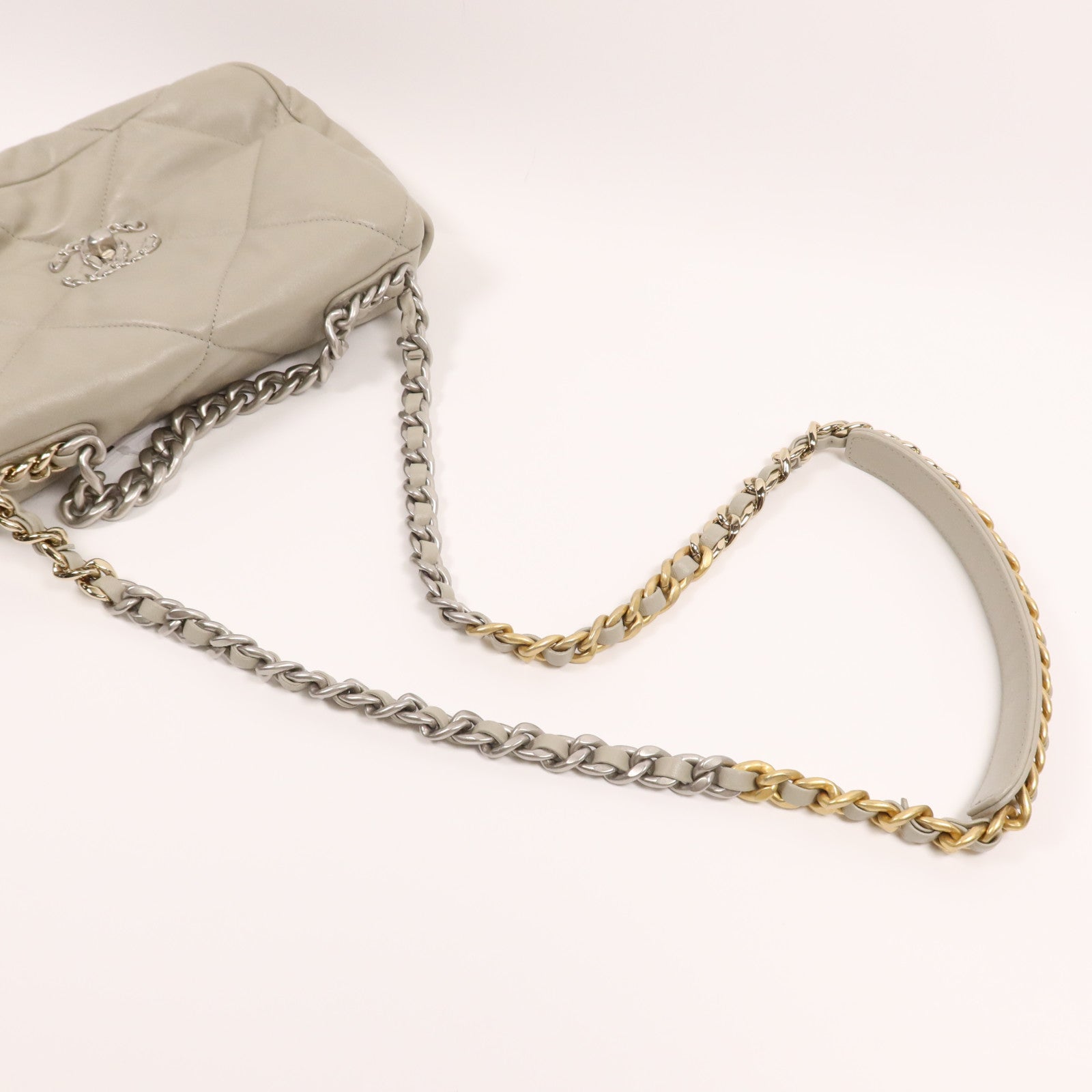 CHANEL 牛皮皮革Boy 25銀扣鏈帶肩背袋