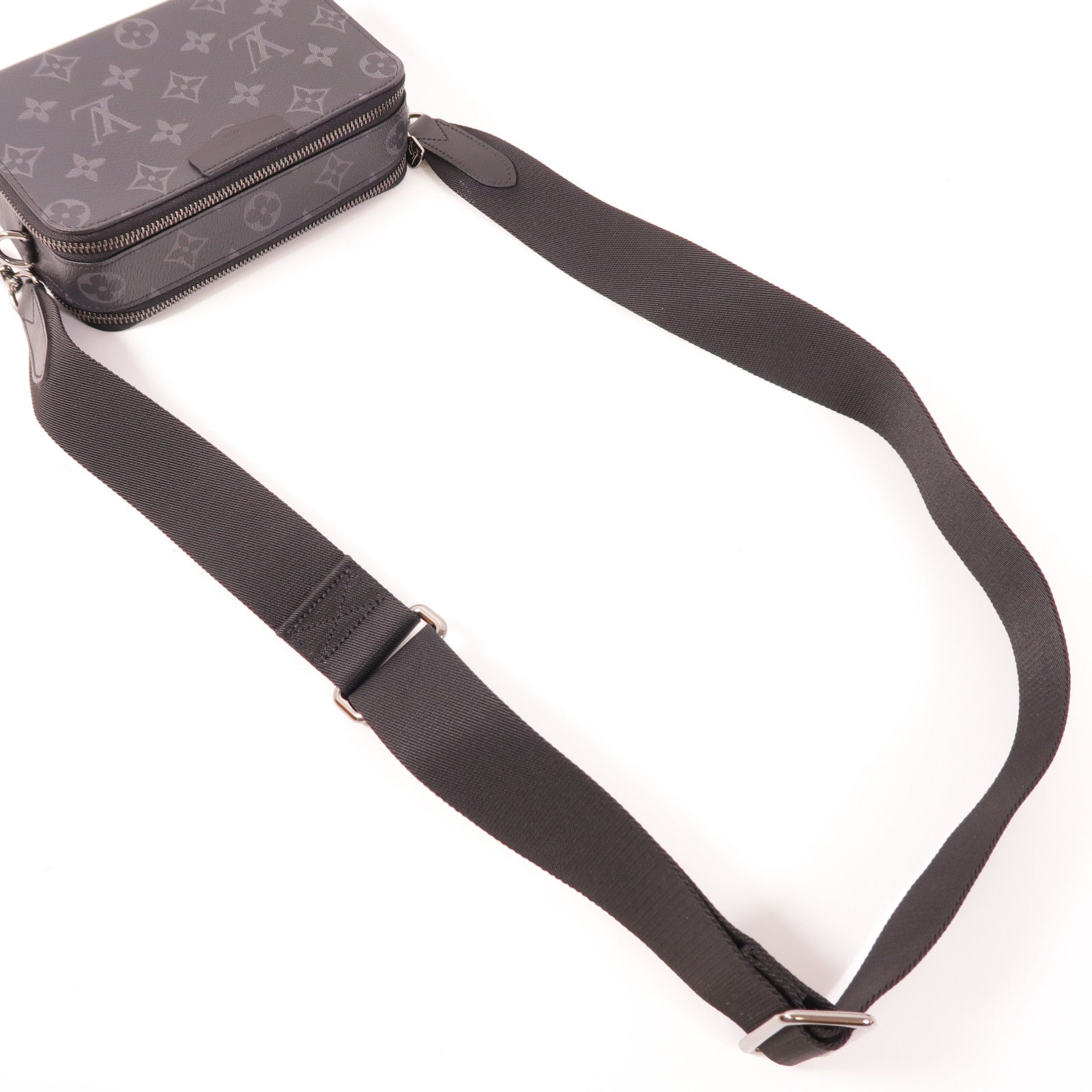 LOUIS VUITTON Monogram Eclipse Alpha銀扣肩背袋