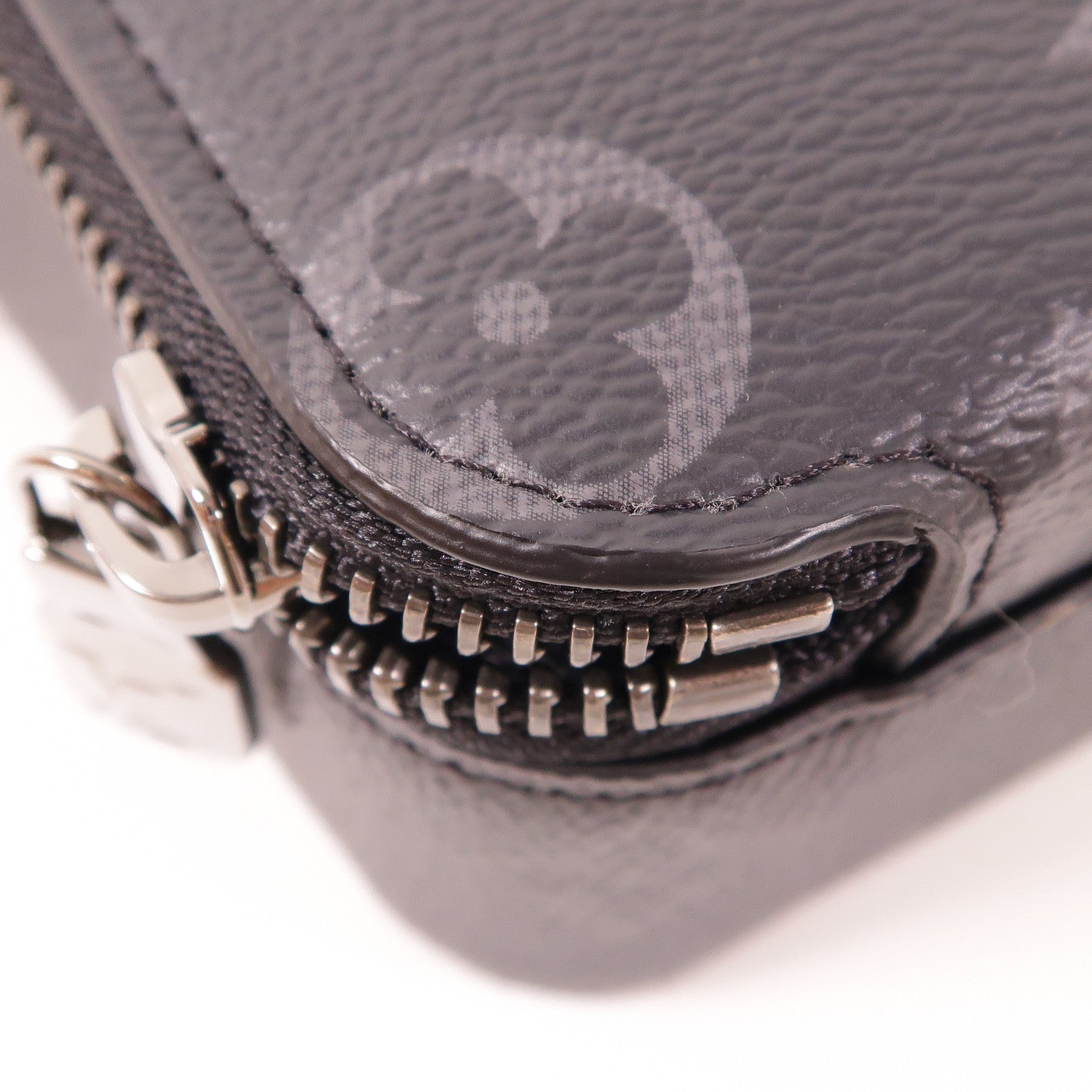 LOUIS VUITTON Monogram Eclipse Alpha銀扣肩背袋