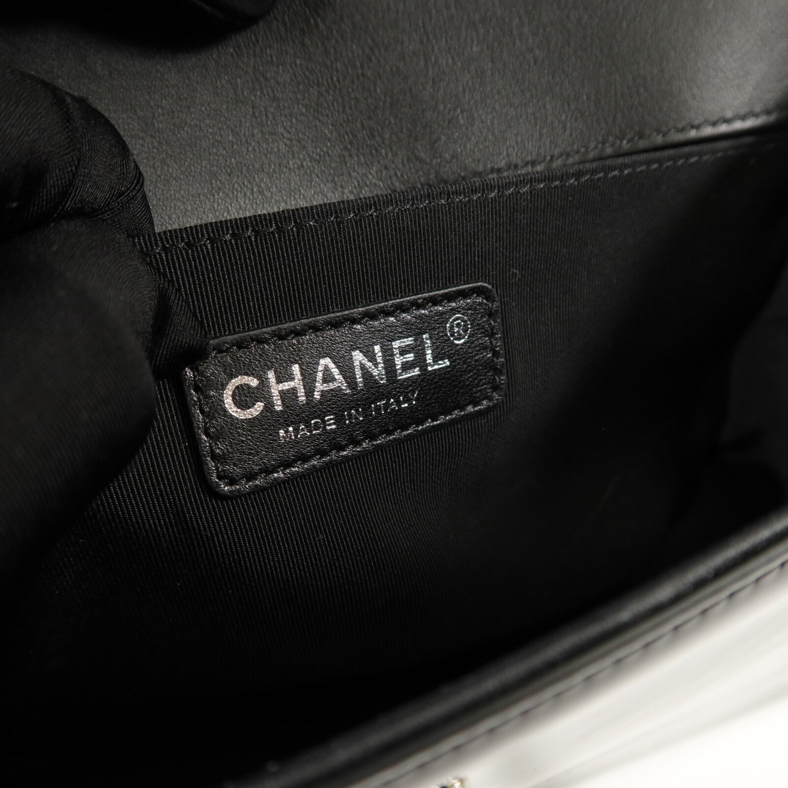 CHANEL 漆皮皮革Boy 25鏈帶肩背袋