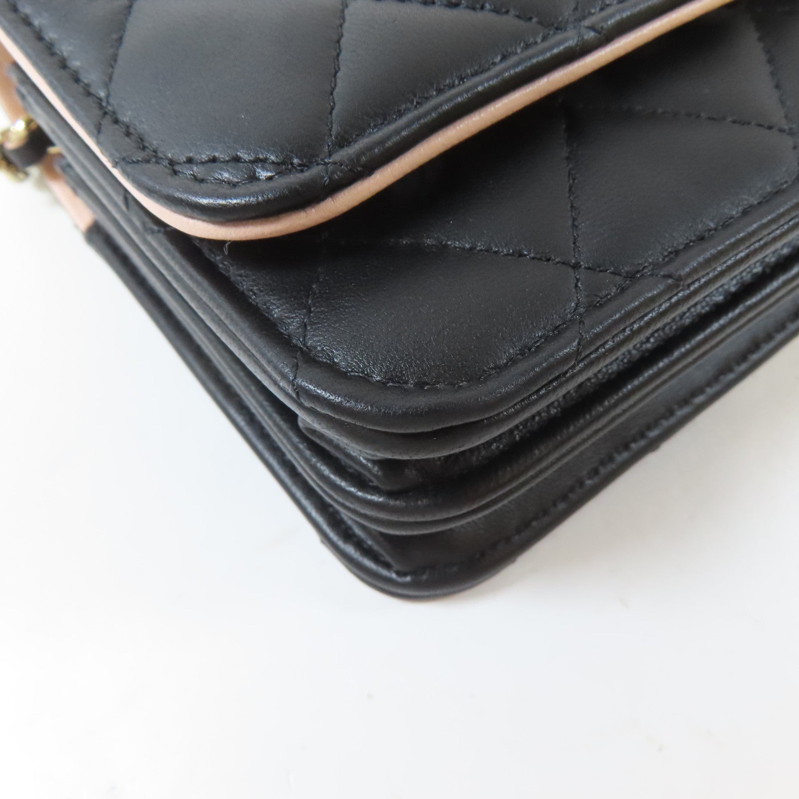 CHANEL 菱格羊皮皮革Mini Wallet On Chain金扣鏈帶肩背袋黑色/粉紅色