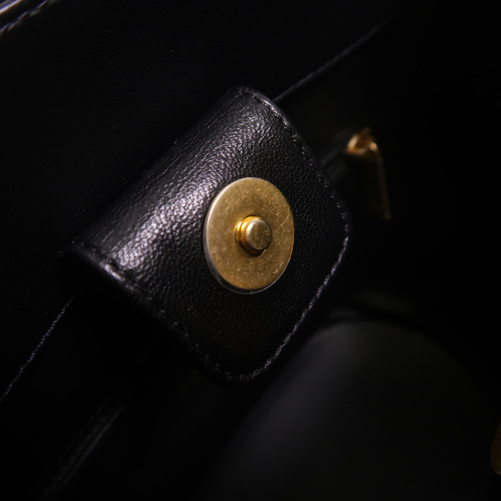 CHANEL 羊皮皮革Bucket Bag金扣鏈帶肩背袋