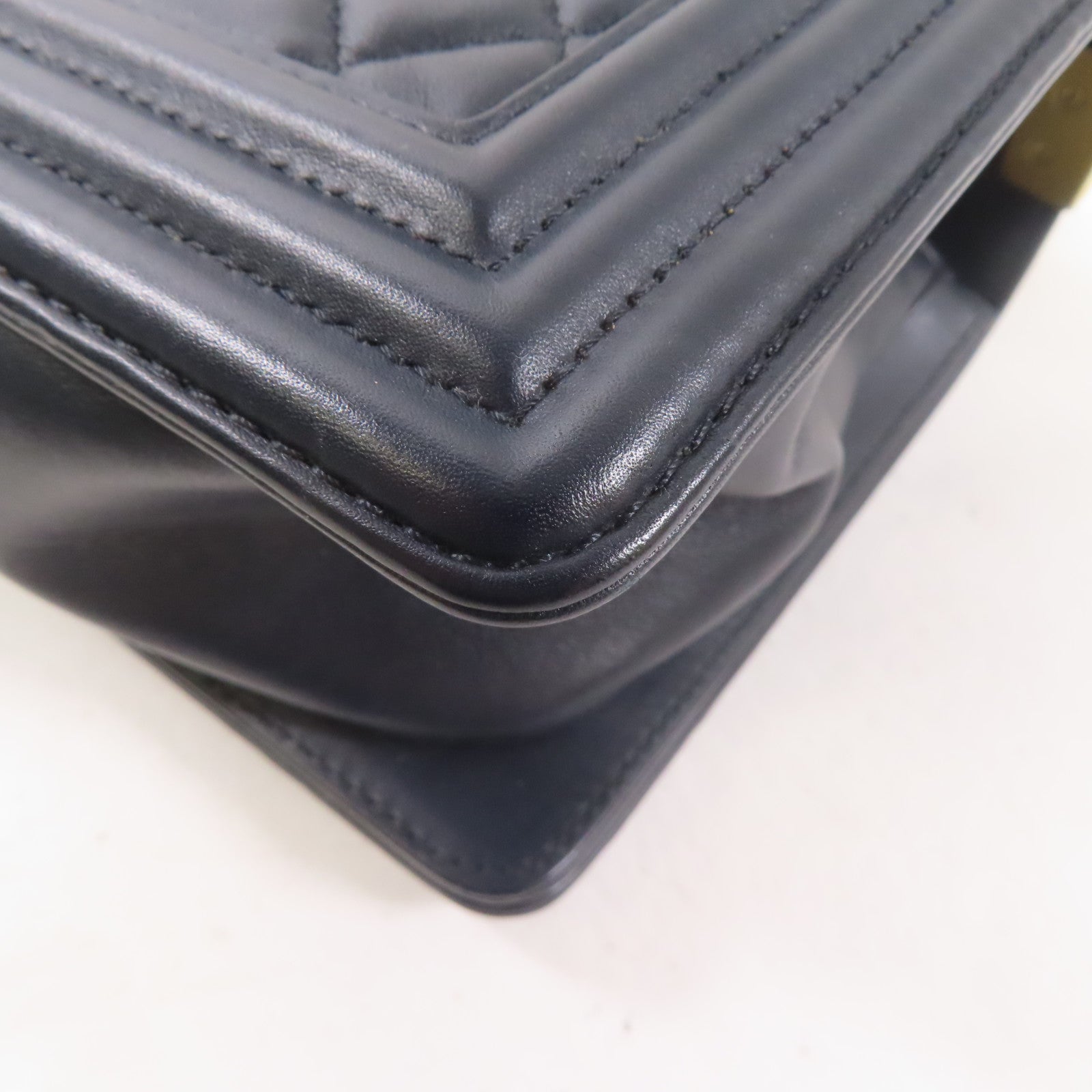 CHANEL 羊皮皮革Boy 25金扣鏈帶肩背袋深藍色