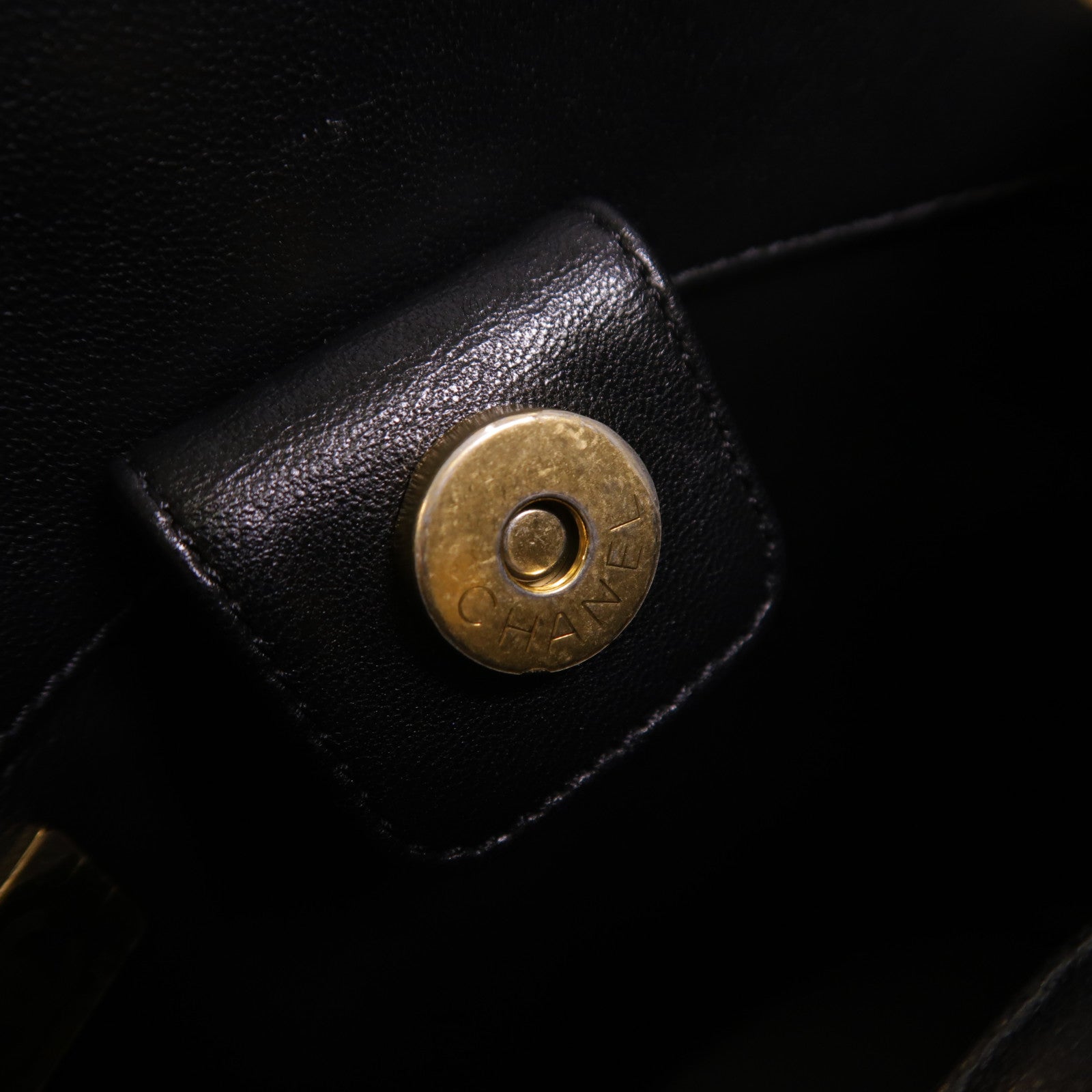 CHANEL 羊皮皮革Bucket Bag金扣鏈帶肩背袋