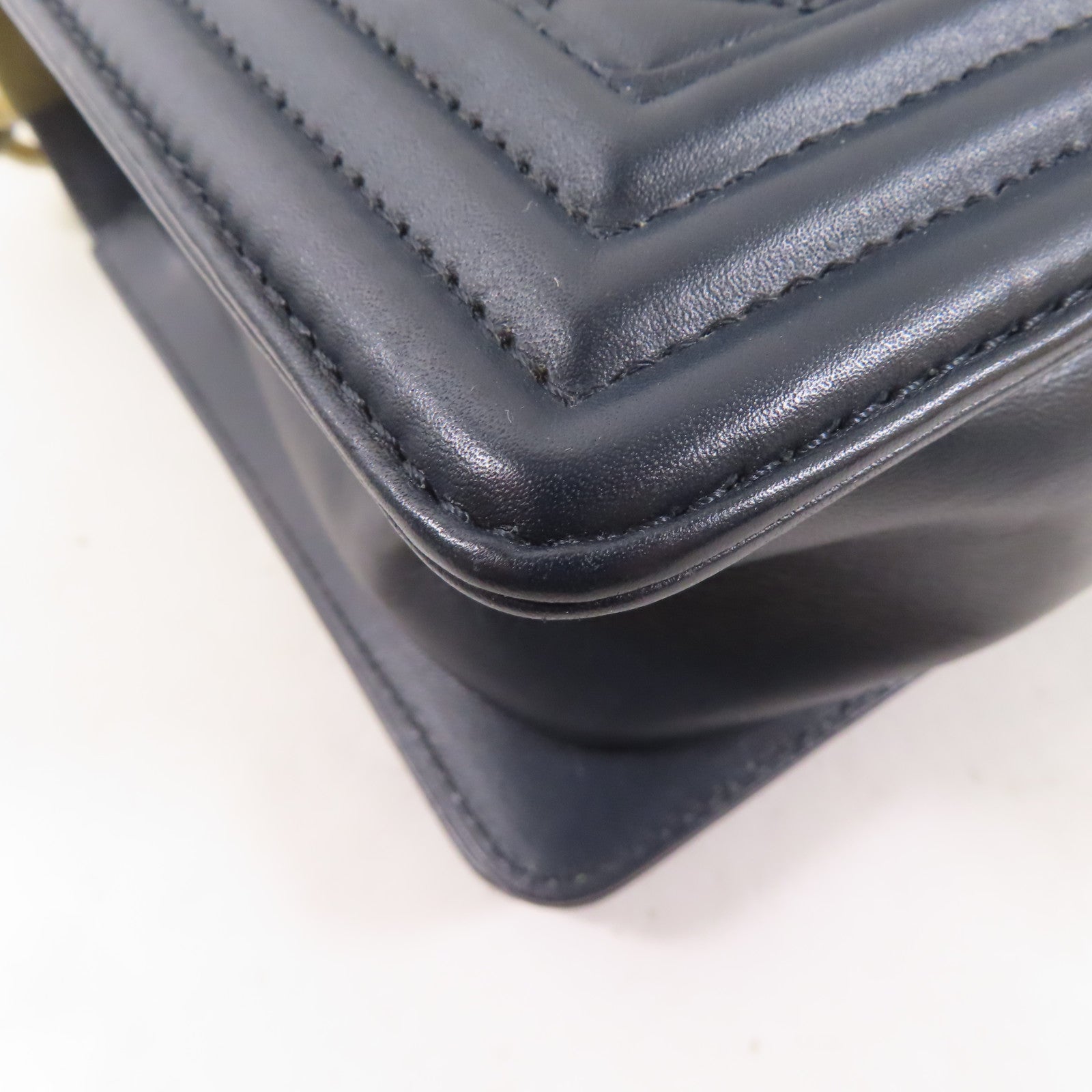 CHANEL 羊皮皮革Boy 25金扣鏈帶肩背袋深藍色