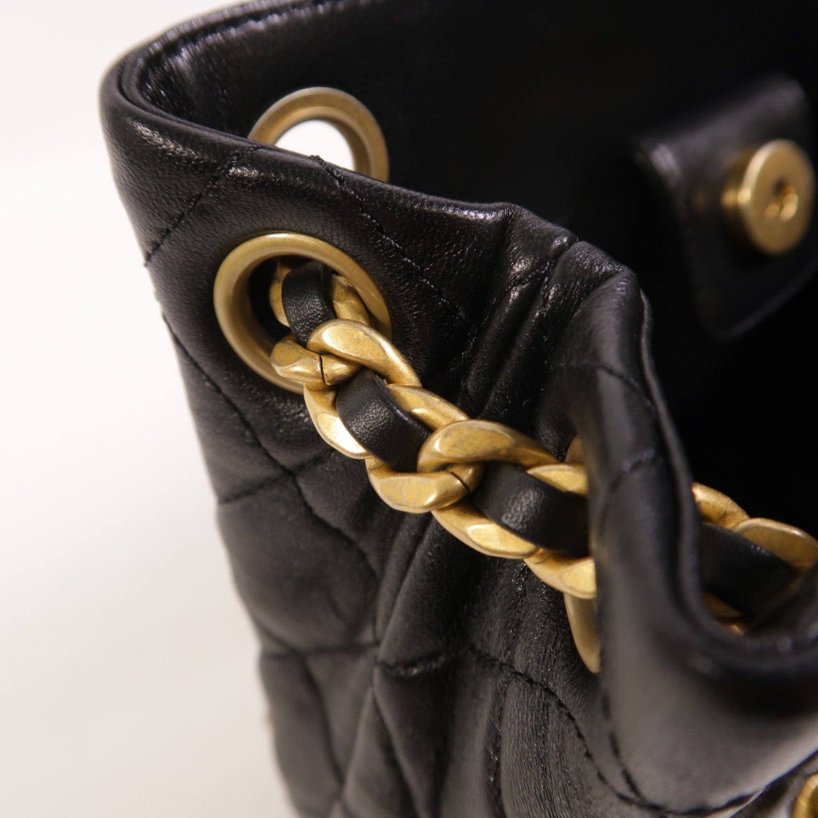 CHANEL 羊皮皮革Bucket Bag金扣鏈帶肩背袋