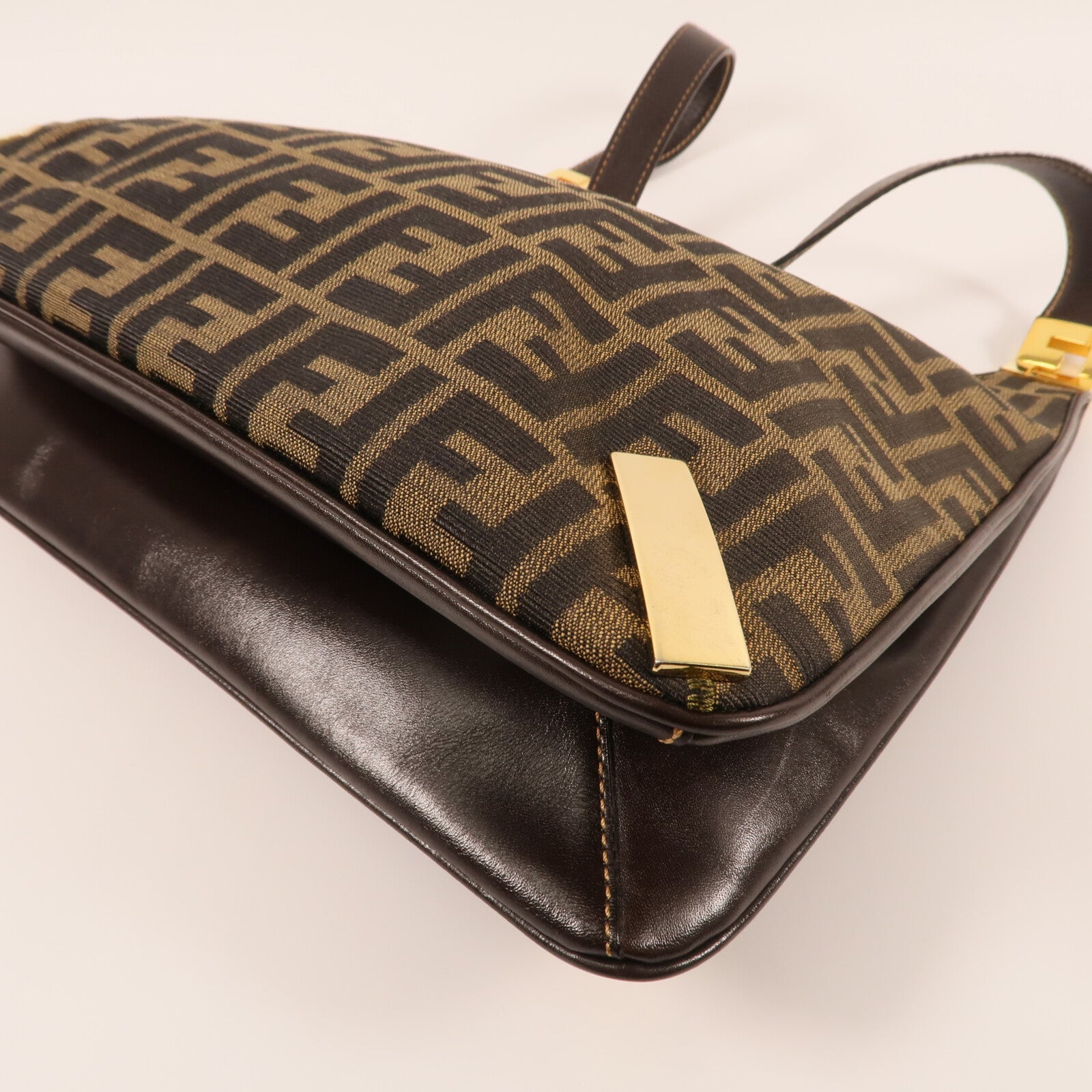 FENDI 帆布Zucca Hobo Bag金扣肩背袋