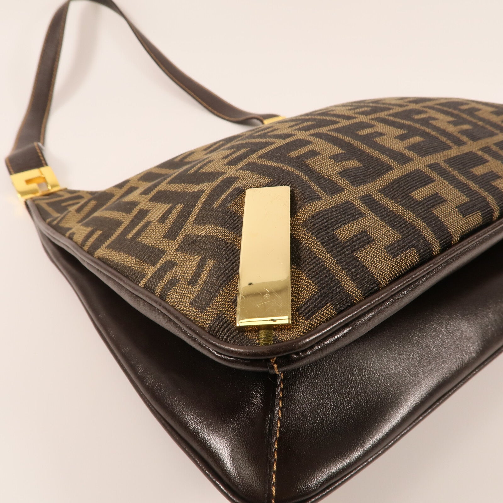 FENDI 帆布Zucca Hobo Bag金扣肩背袋