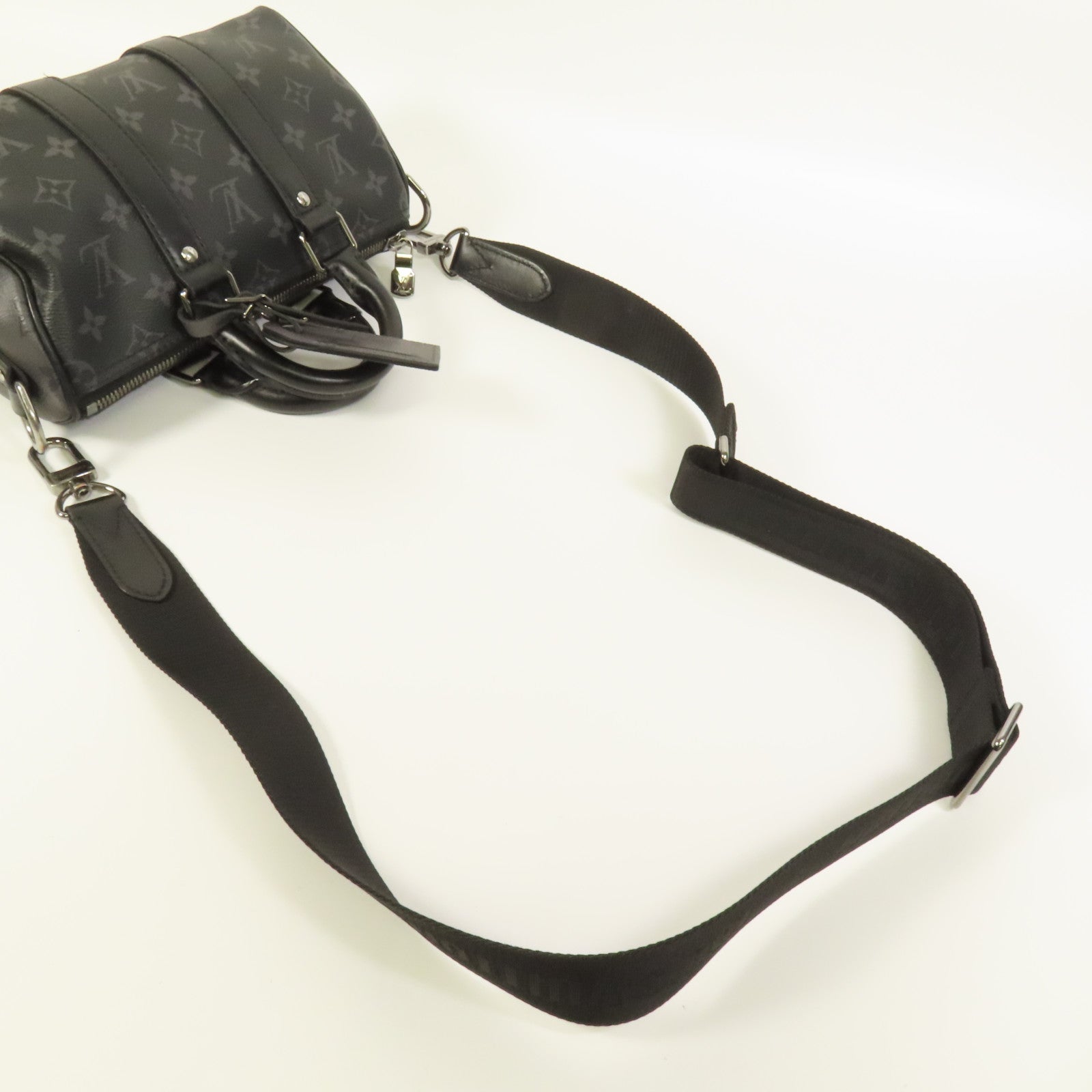 LOUIS VUITTON Monogram Eclipse Keepall Bandouliere 25手挽肩背兩用袋
