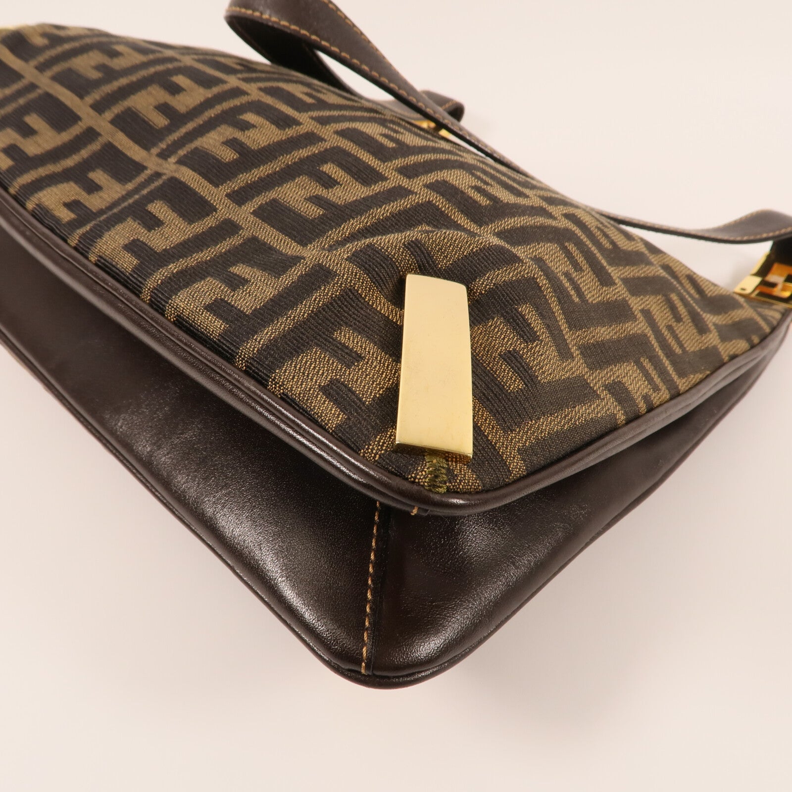 FENDI 帆布Zucca Hobo Bag金扣肩背袋