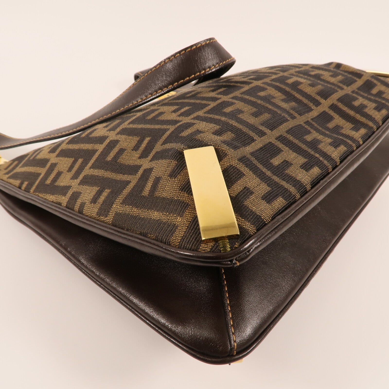 FENDI 帆布Zucca Hobo Bag金扣肩背袋