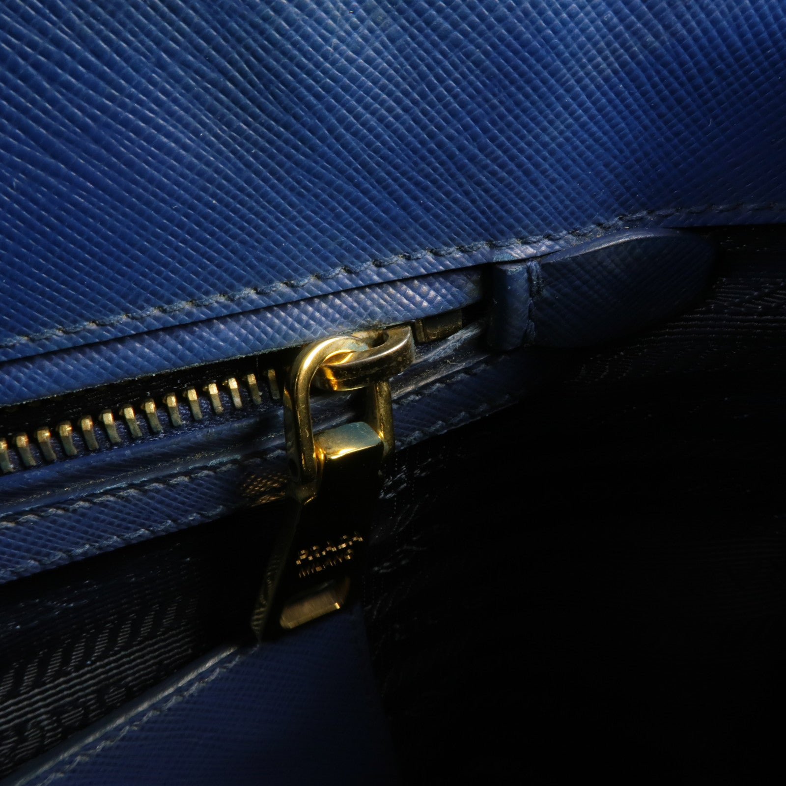 PRADA Saffiano皮革Galleria金扣手挽袋