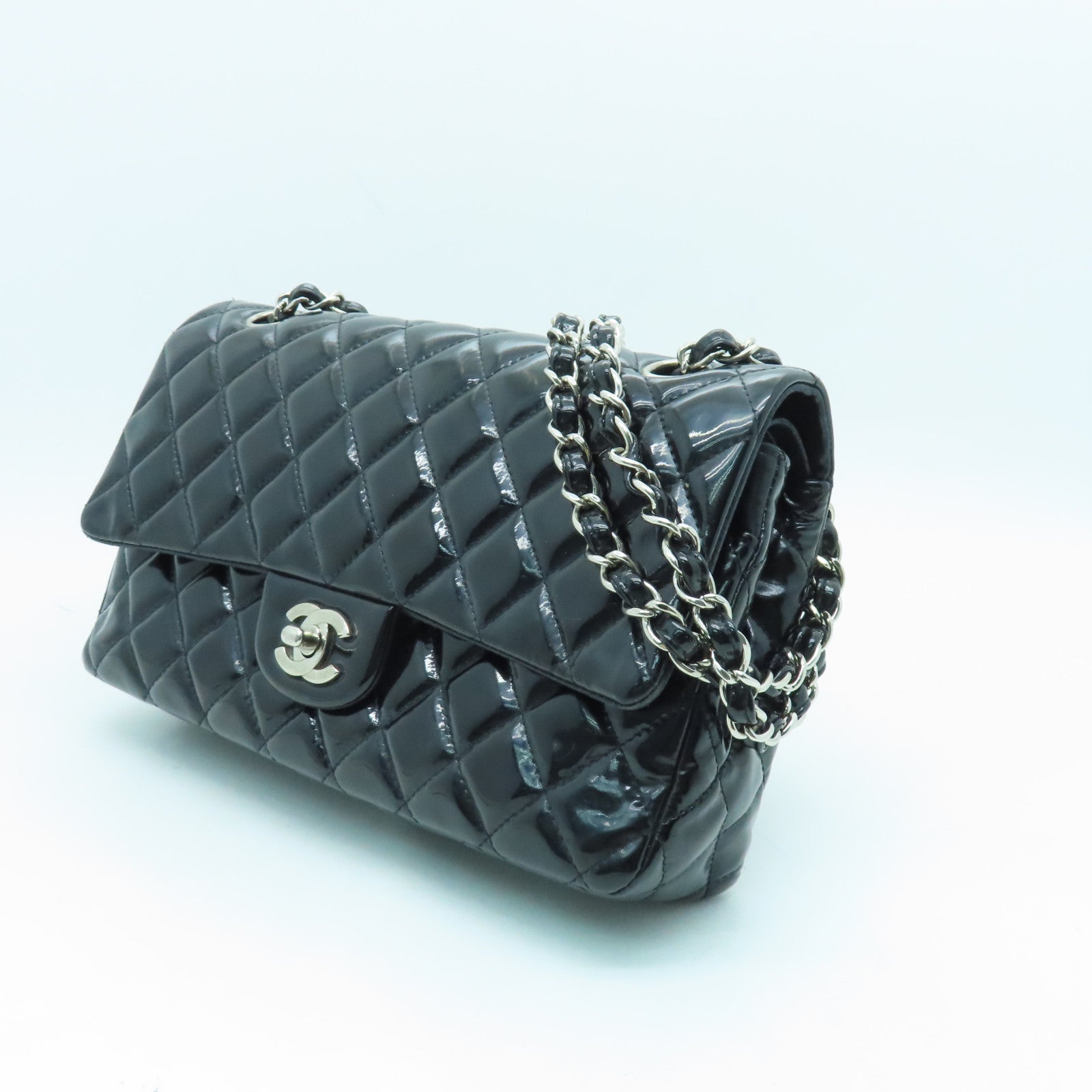 CHANEL 菱格漆皮皮革Classic 25cm银扣链带肩背袋黑色