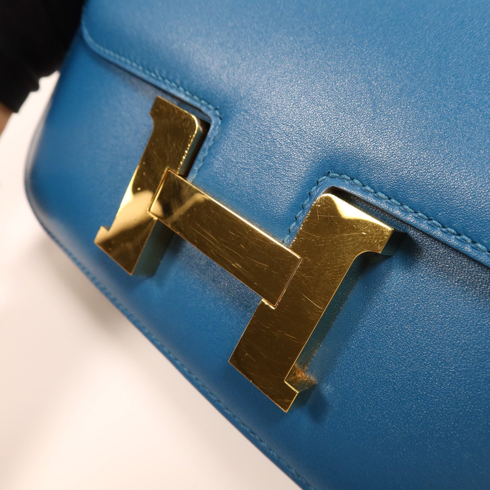 HERMES 【激減優惠】Tadelakt皮革Constance Mini金扣肩背袋Bleu Izmir