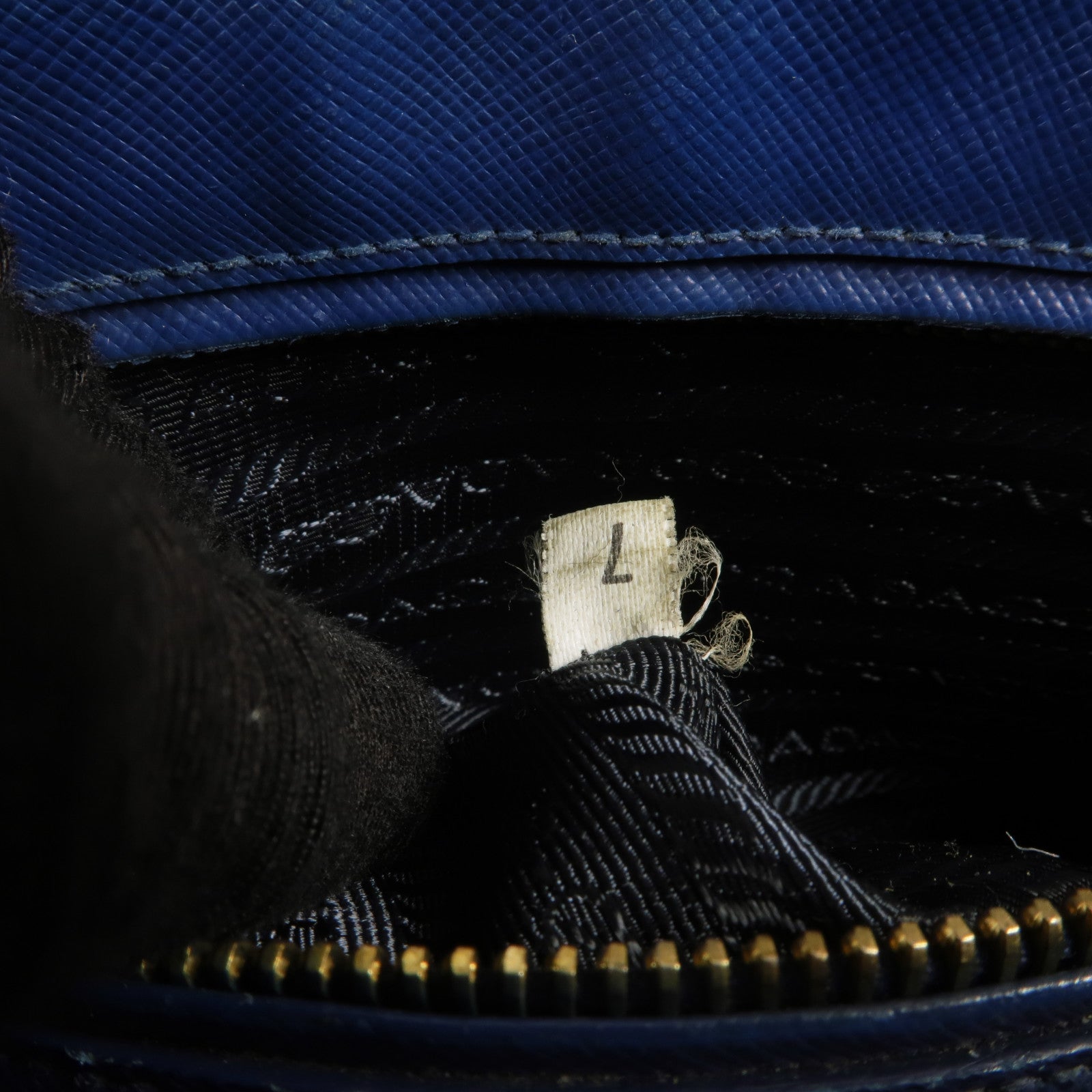 PRADA Saffiano皮革Galleria金扣手挽袋