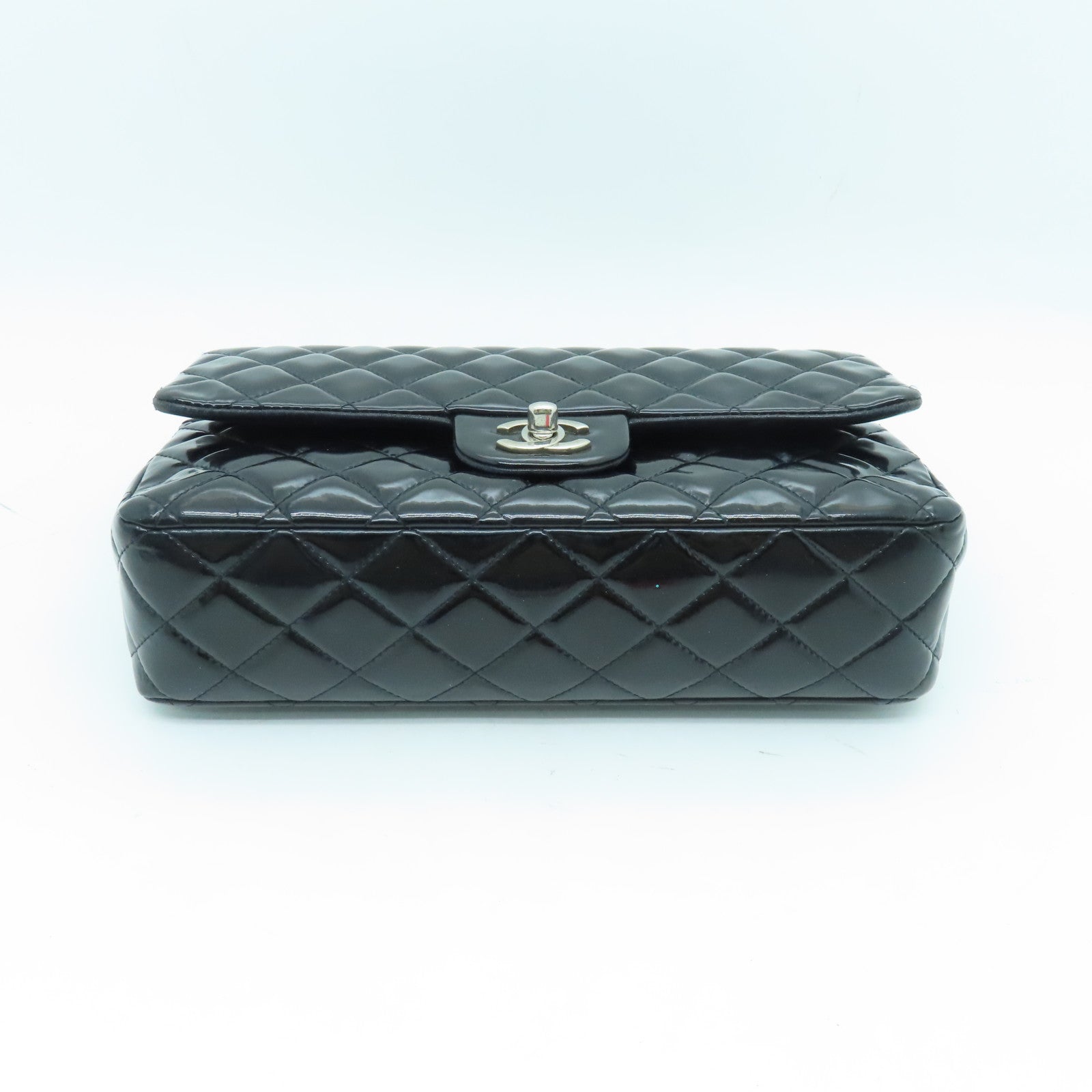 CHANEL 菱格漆皮皮革Classic 25cm银扣链带肩背袋黑色