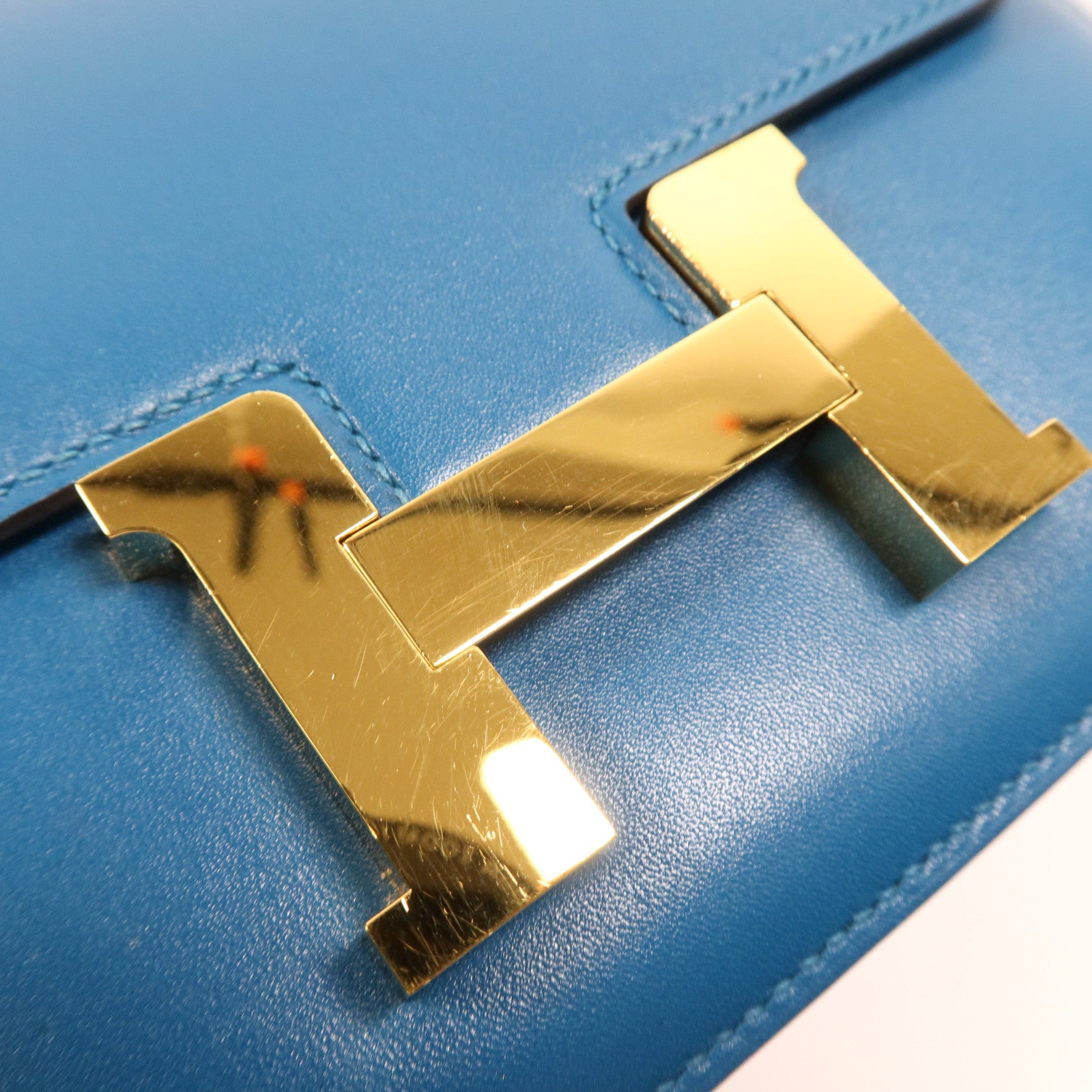 HERMES 【激減優惠】Tadelakt皮革Constance Mini金扣肩背袋Bleu Izmir