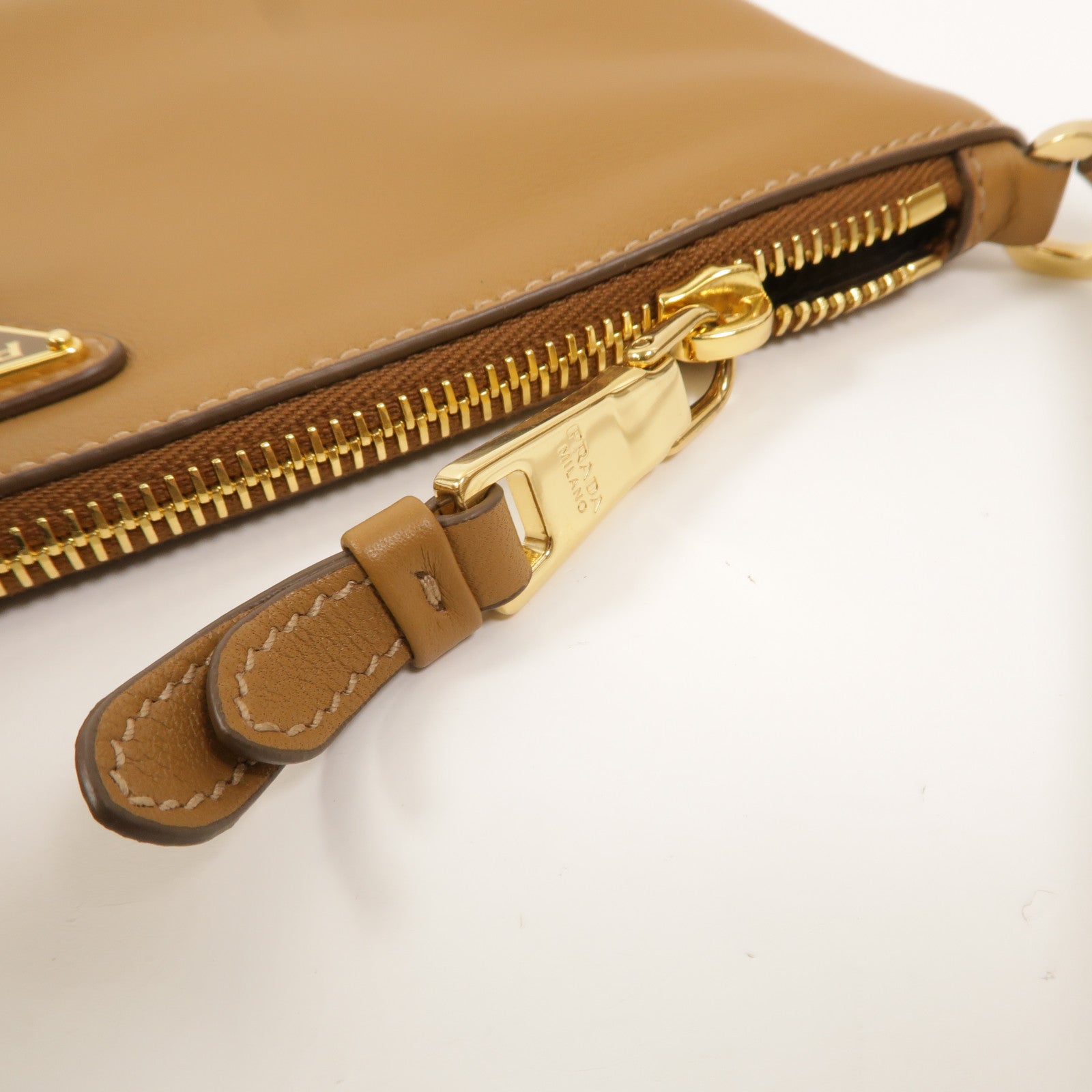 PRADA 牛皮皮革Shoulder Pouch肩背袋