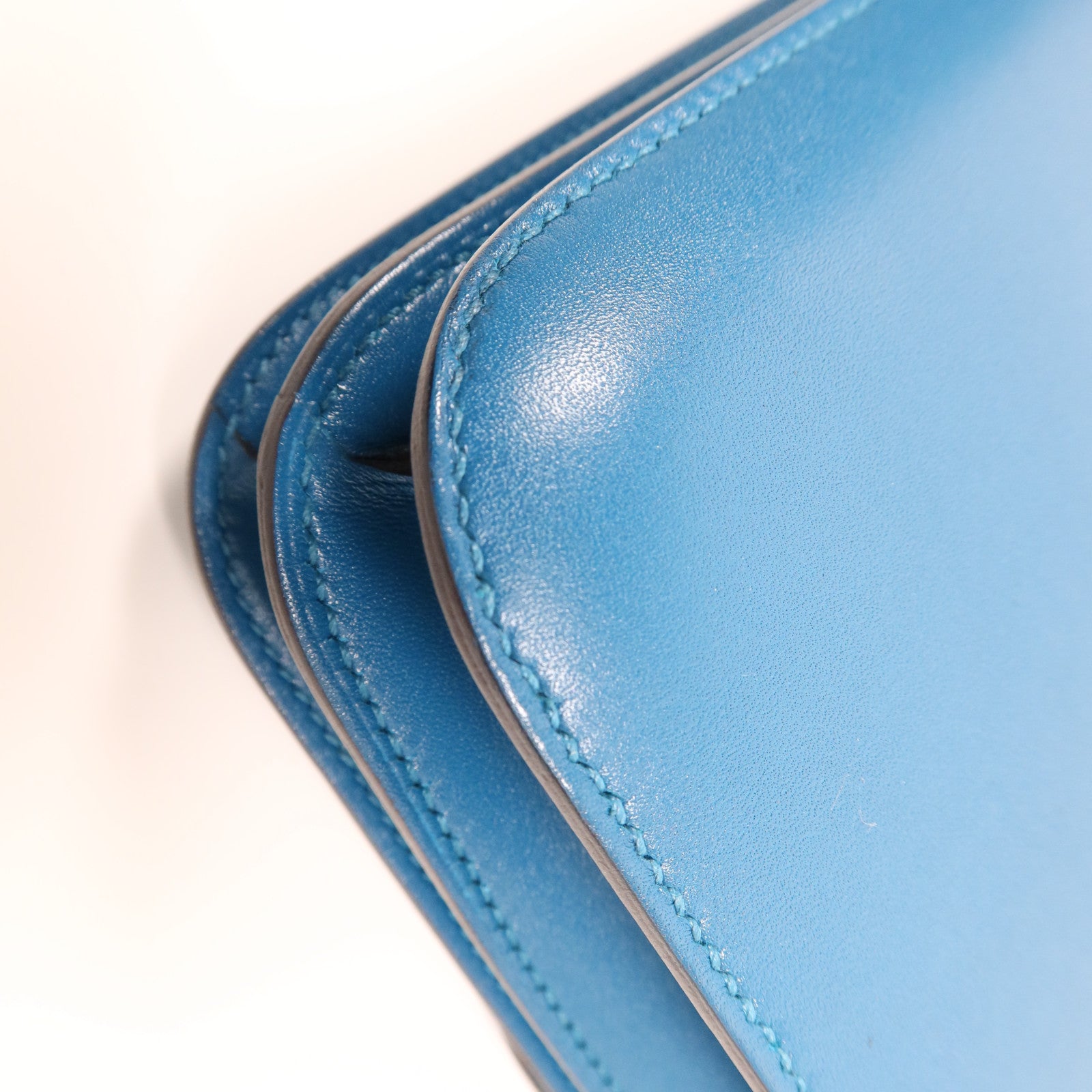 HERMES Tadelakt皮革Constance Mini金扣肩背袋Bleu Izmir