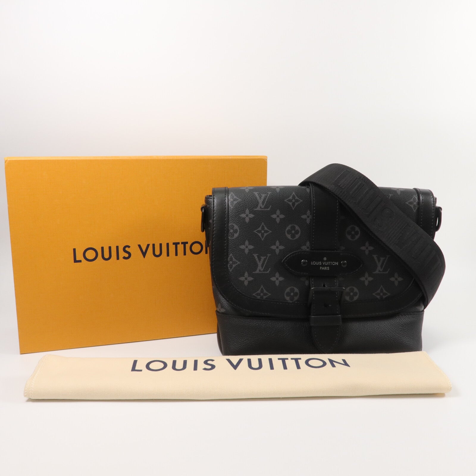 LOUIS VUITTON Monogram Eclipse Saumur Messenger肩背袋