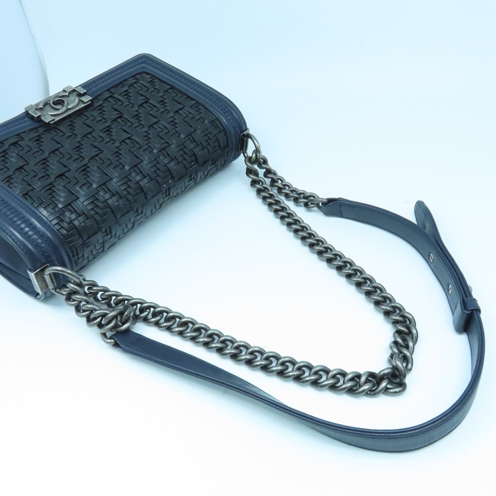 CHANEL 【清倉大減價】牛皮皮革Boy Chanel銀扣鏈帶肩背袋黑色藍色