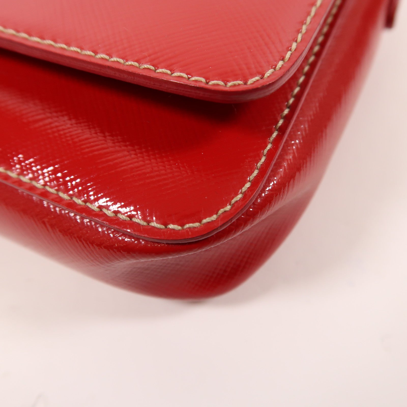 PRADA Saffiano Vernice Shoulder Bag金扣肩背袋