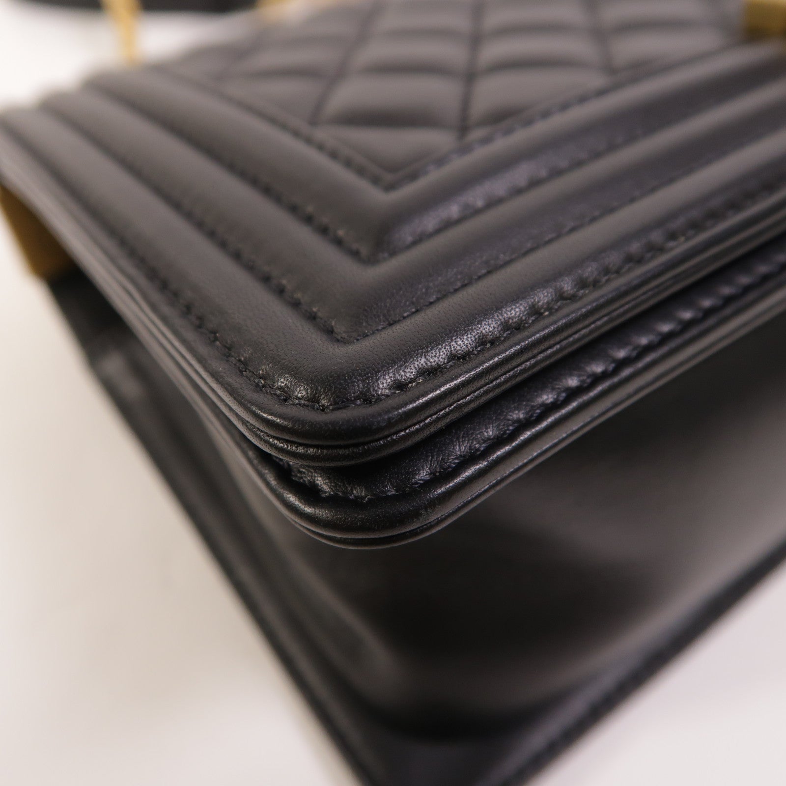 CHANEL 羊皮皮革Boy 25金扣鏈帶肩背袋