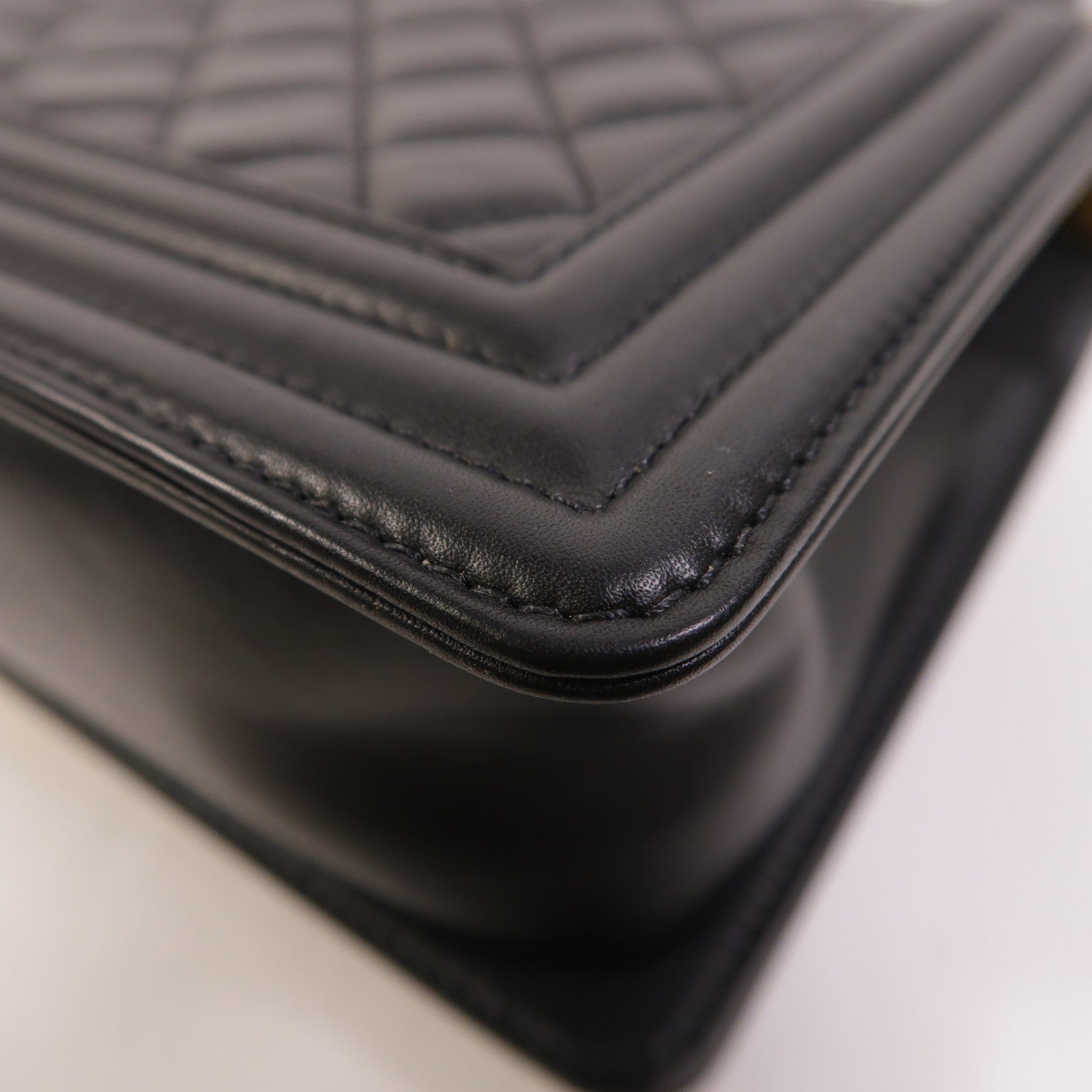 CHANEL 羊皮皮革Boy 25金扣鏈帶肩背袋