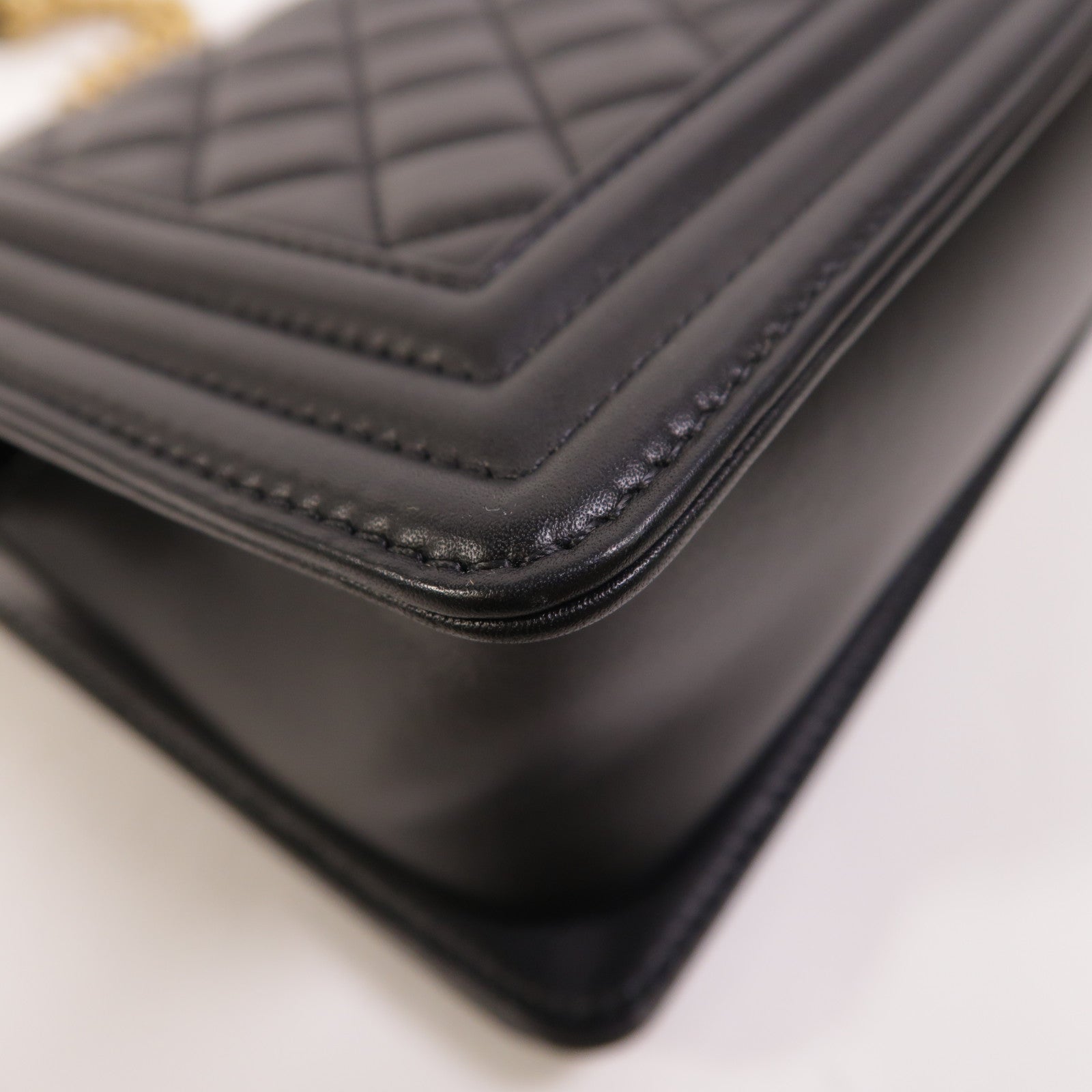 CHANEL 羊皮皮革Boy 25金扣鏈帶肩背袋