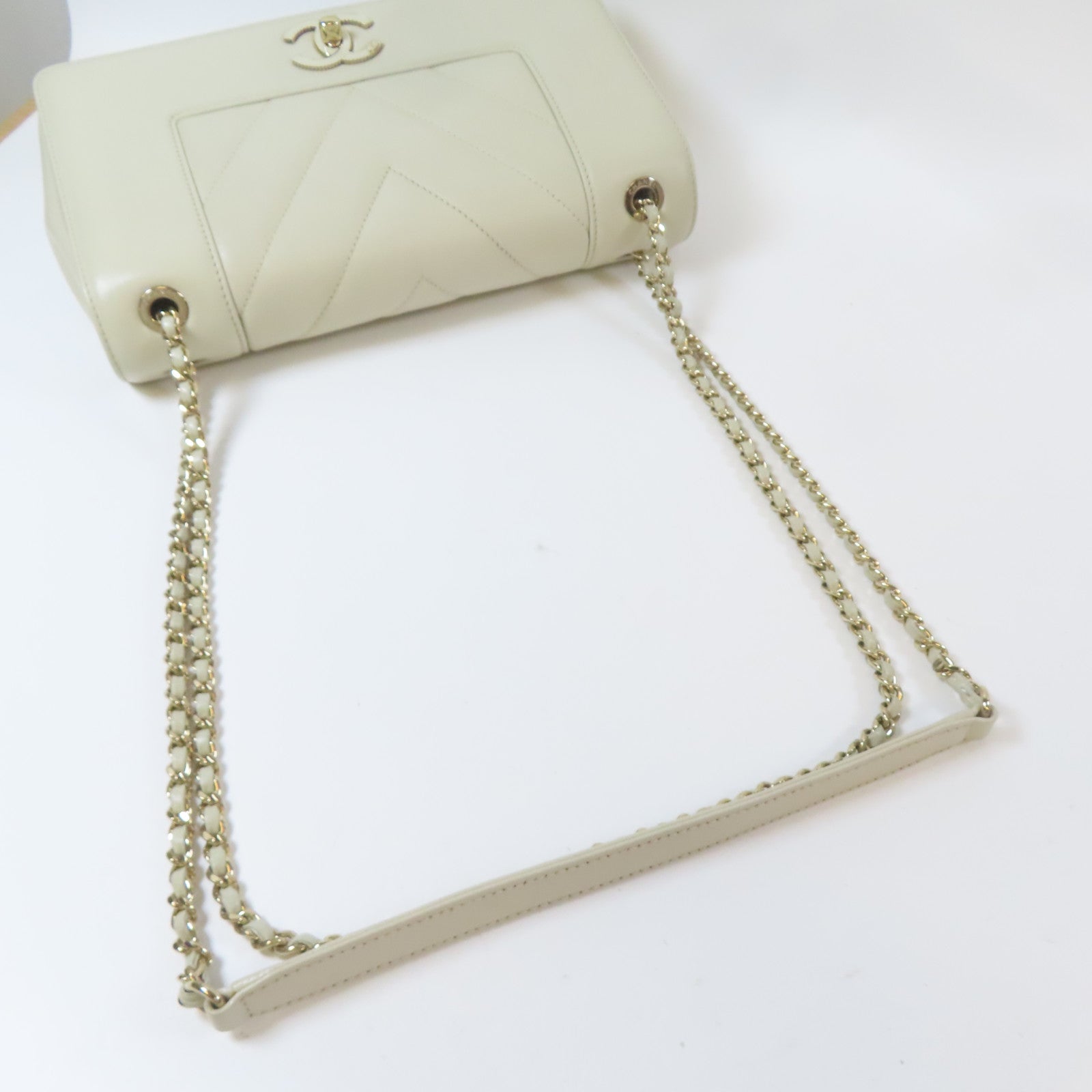 CHANEL 羊皮皮革Chain Shoulder金扣肩背袋米色