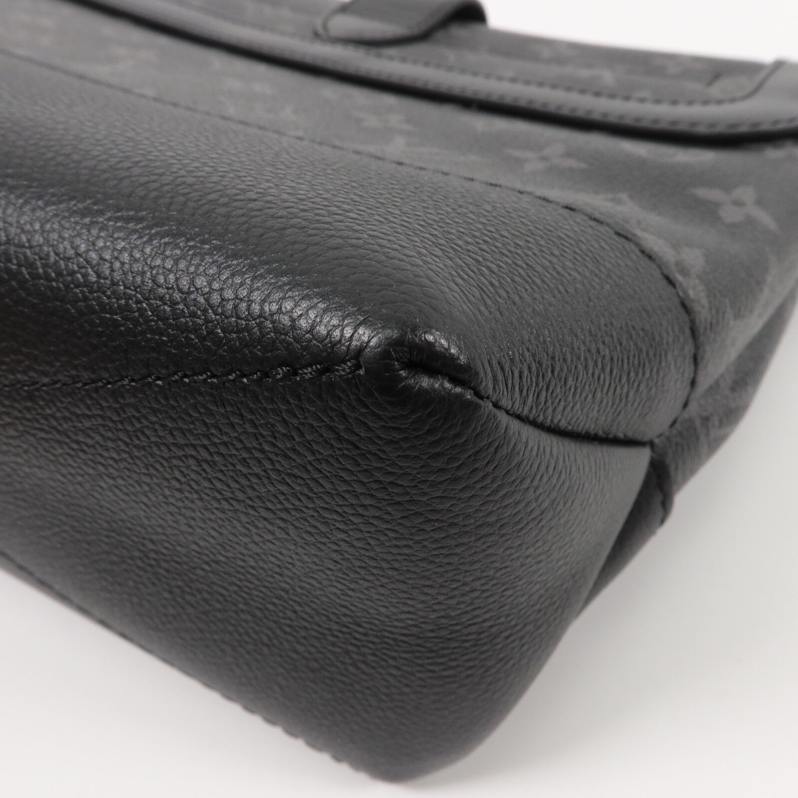 LOUIS VUITTON Monogram Eclipse Saumur Messenger肩背袋
