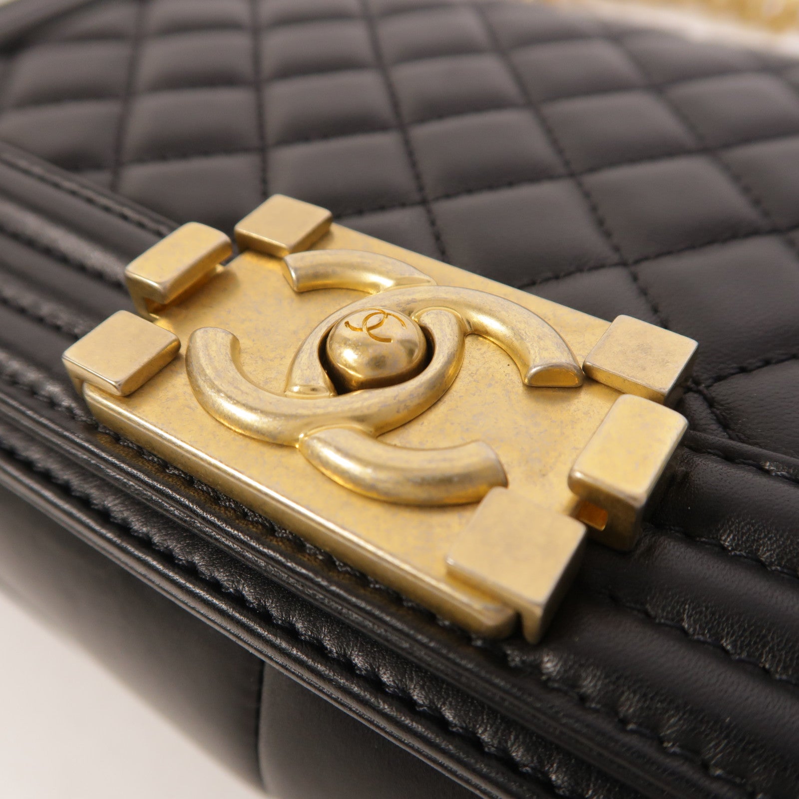 CHANEL 羊皮皮革Boy 25金扣鏈帶肩背袋