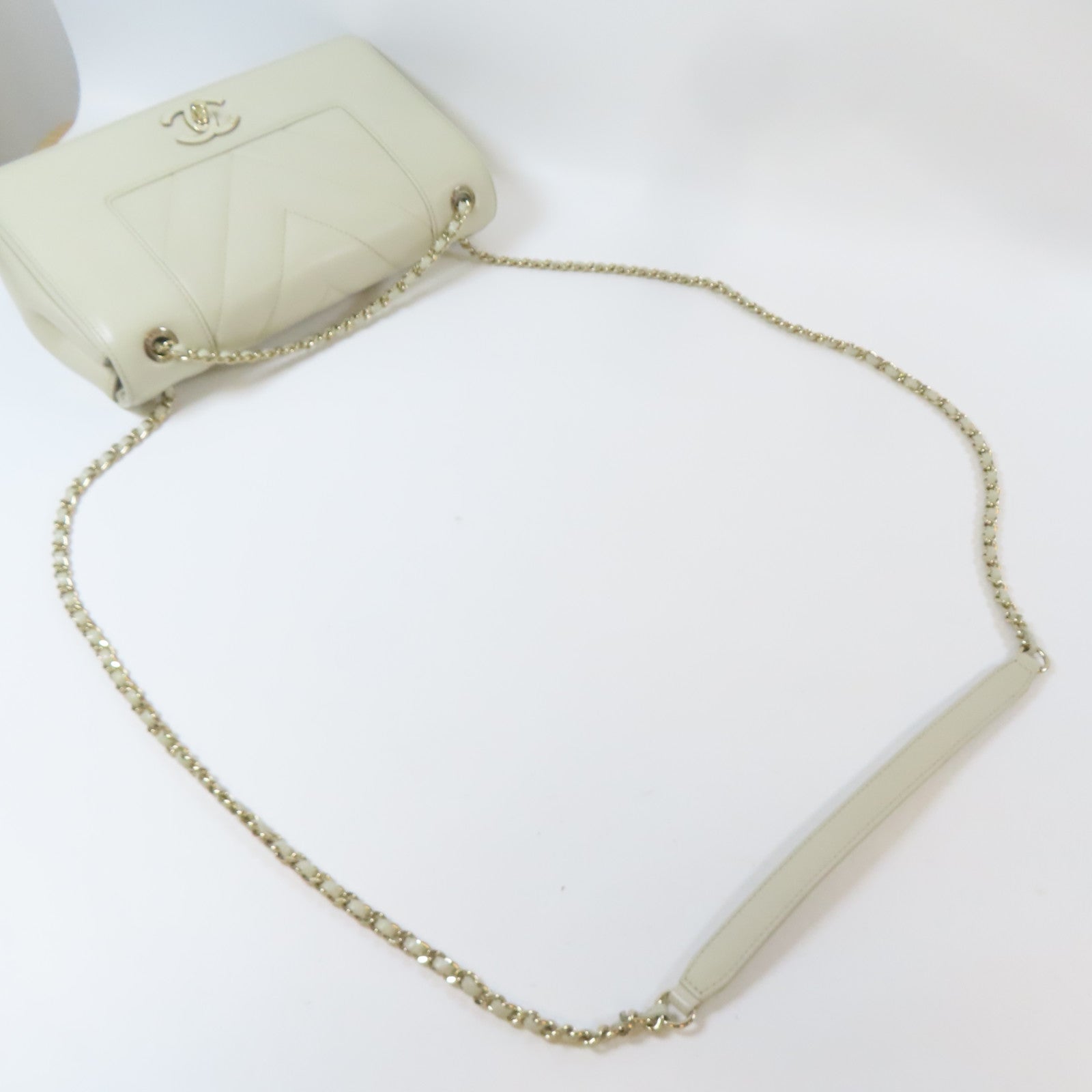 CHANEL 羊皮皮革Chain Shoulder金扣肩背袋米色