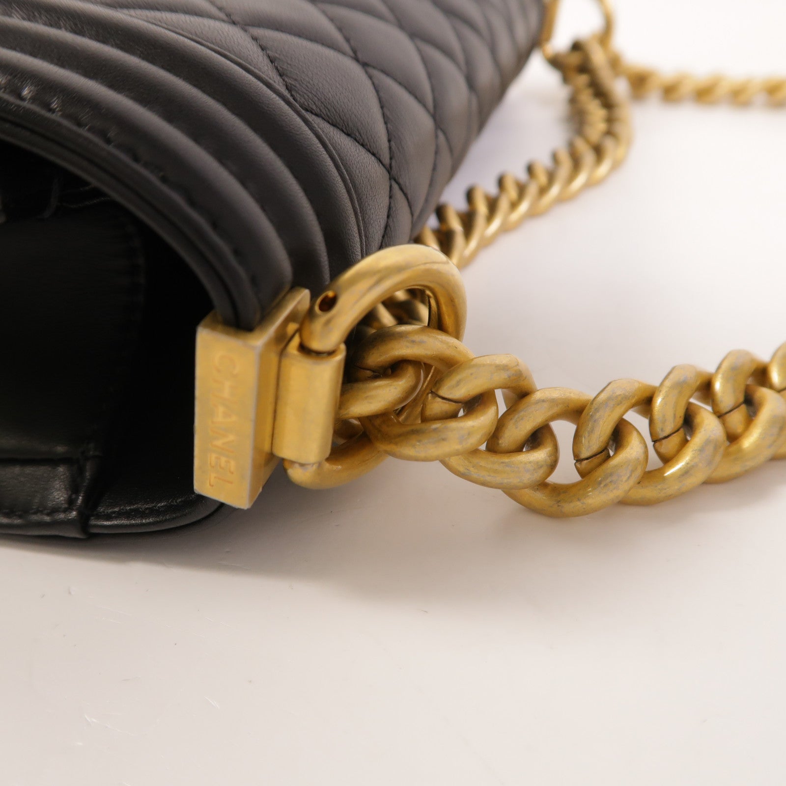 CHANEL 羊皮皮革Boy 25金扣鏈帶肩背袋