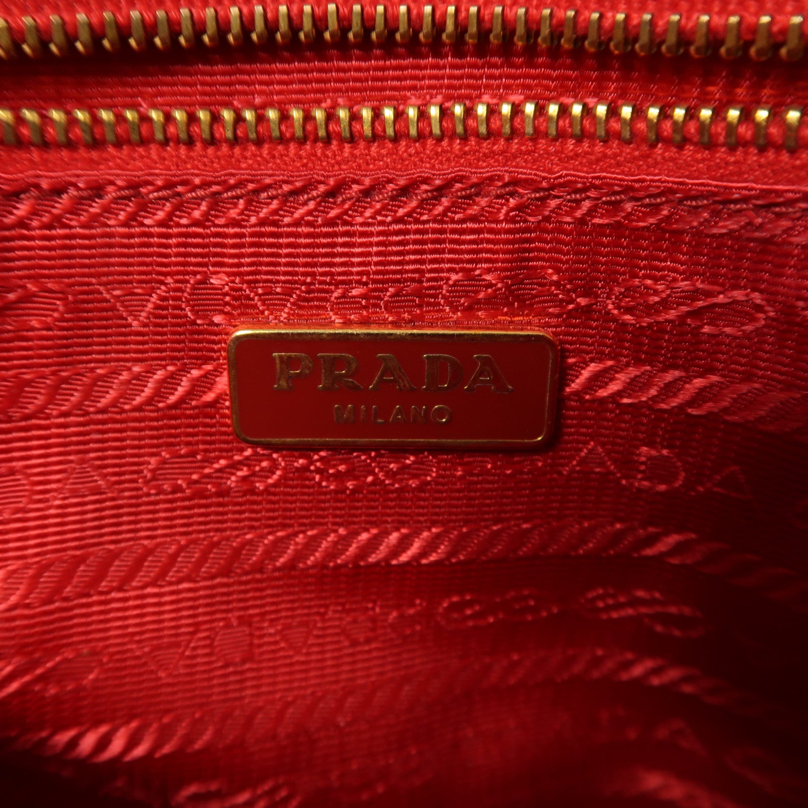 PRADA Saffiano Vernice Shoulder Bag金扣肩背袋