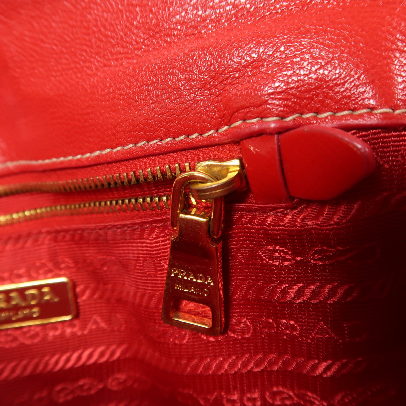 PRADA Saffiano Vernice Shoulder Bag金扣肩背袋