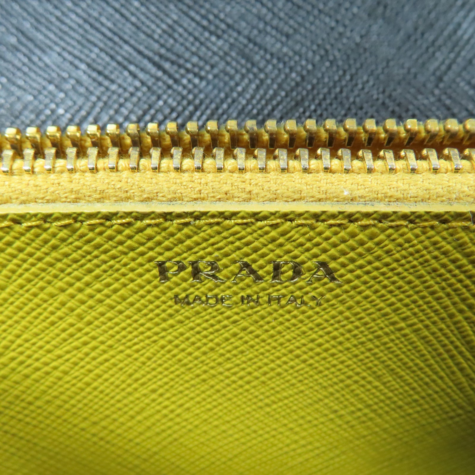 PRADA 牛皮皮革Robot Wallet Bag金扣肩背袋