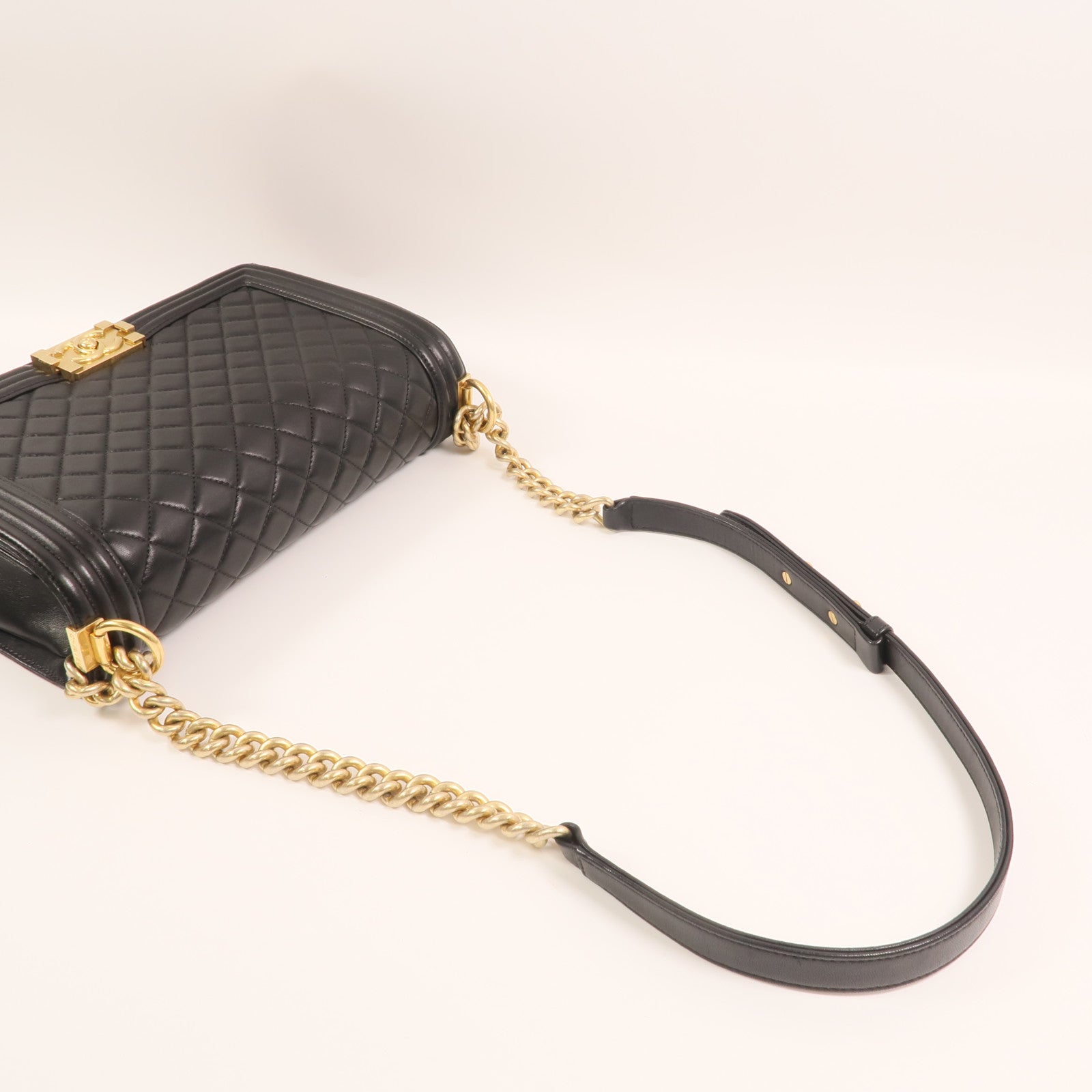 CHANEL 羊皮皮革Boy 28金扣鏈帶肩背袋