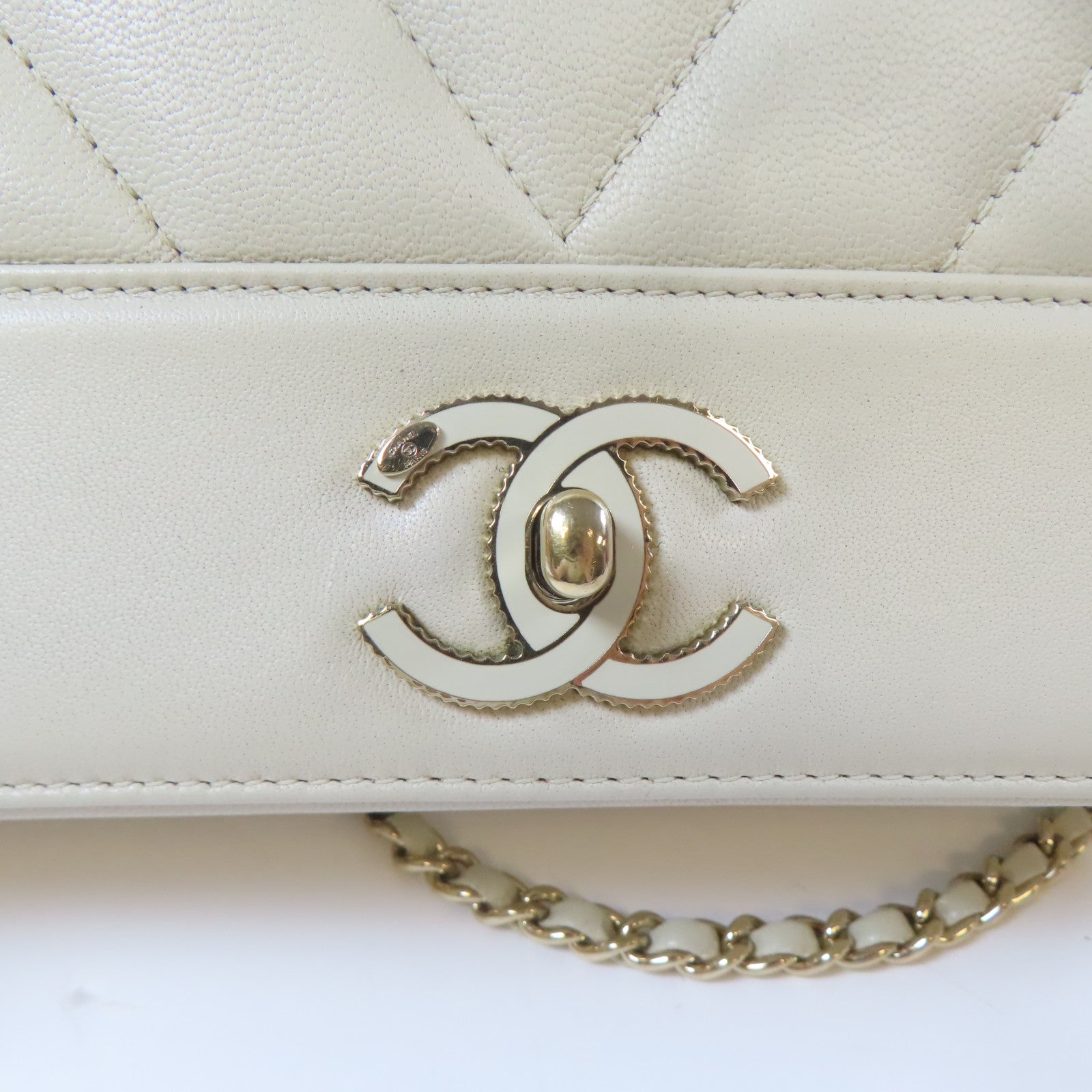 CHANEL 羊皮皮革Chain Shoulder金扣肩背袋米色
