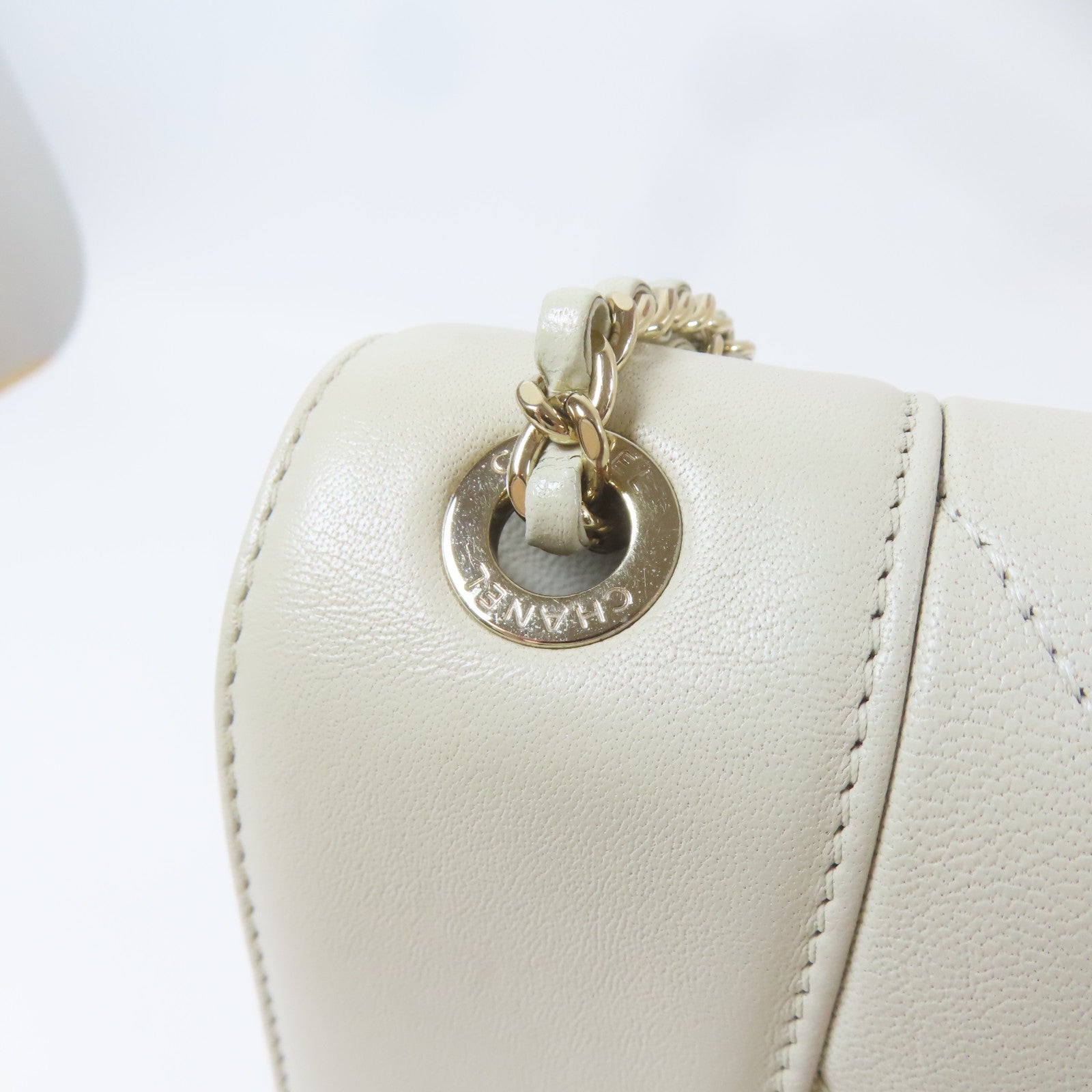 CHANEL 羊皮皮革Chain Shoulder金扣肩背袋米色