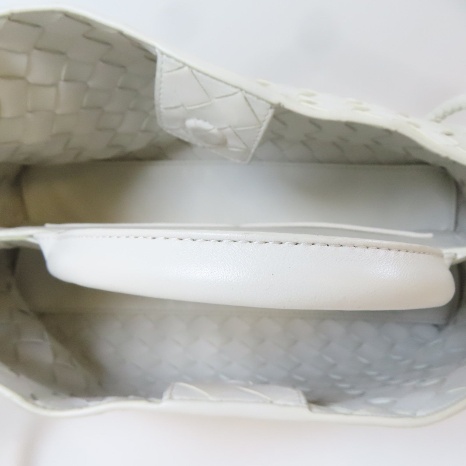 BOTTEGA VENETA 羊皮皮革East West Andiamo金扣手挽肩背兩用袋白色