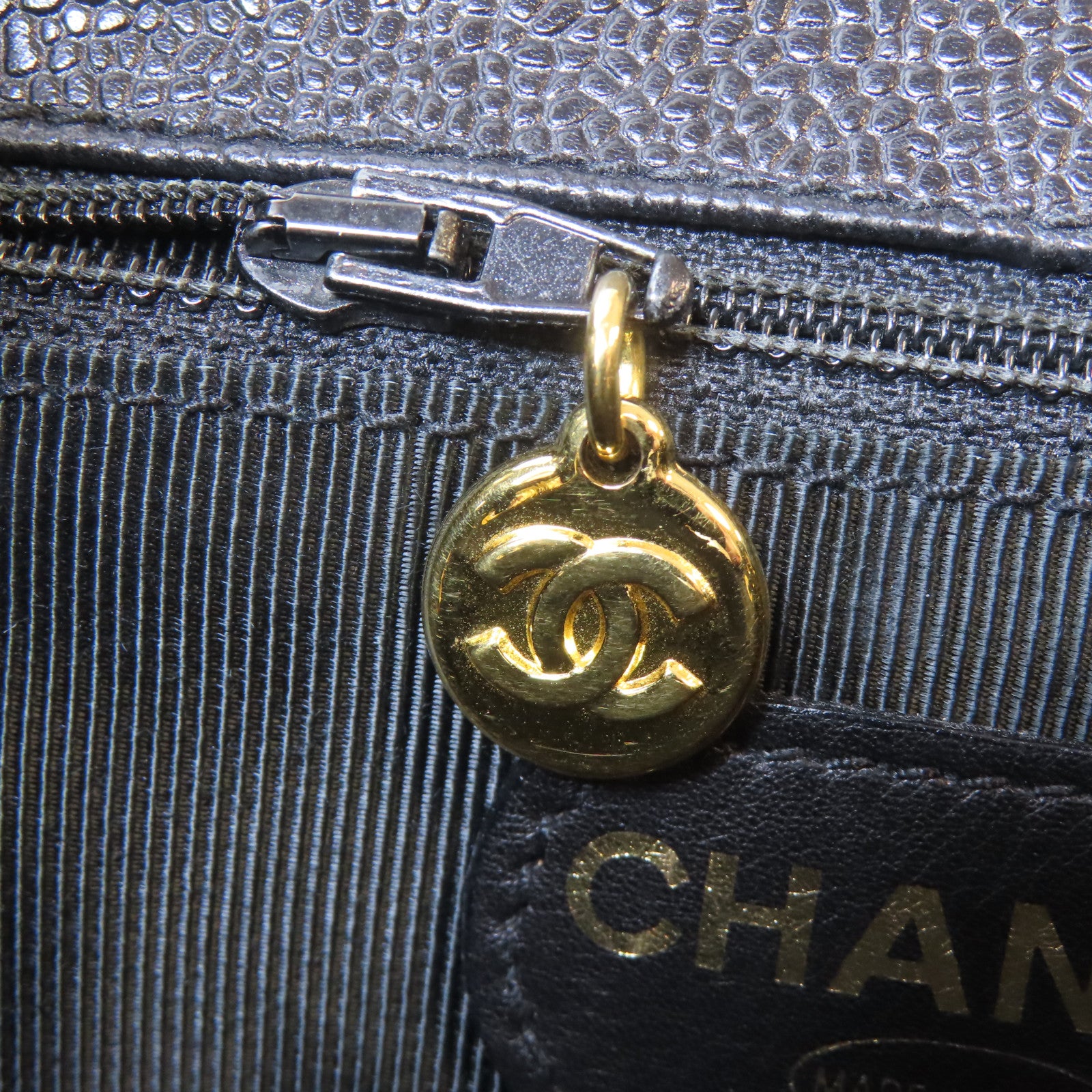 CHANEL Caviar皮革Triple CC Backpack金扣背包黑色
