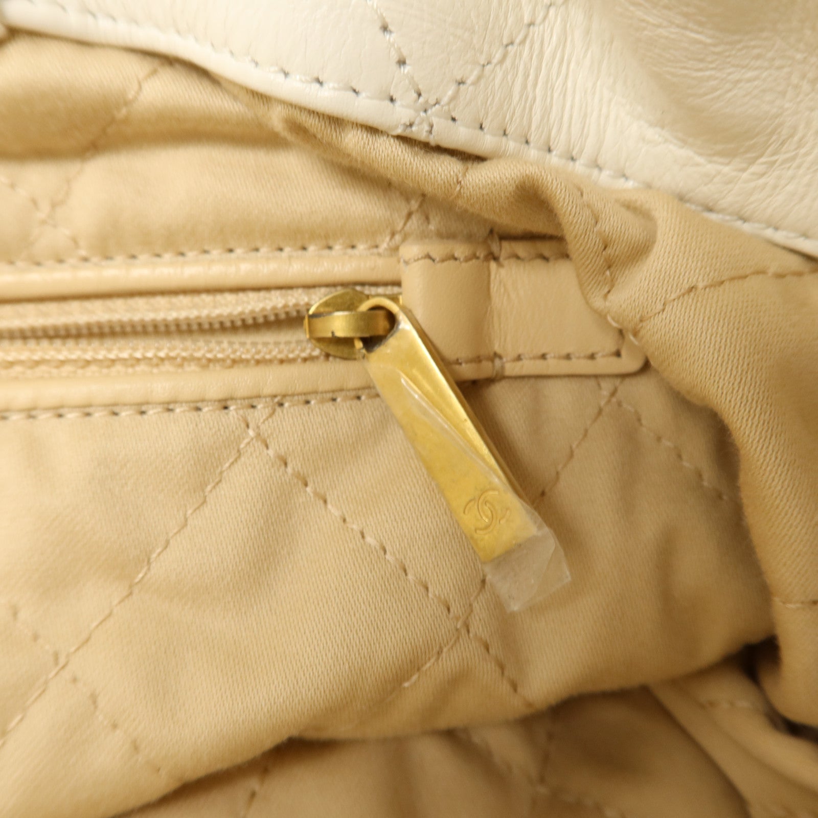 CHANEL 牛皮皮革Chanel 22 Backpack背包